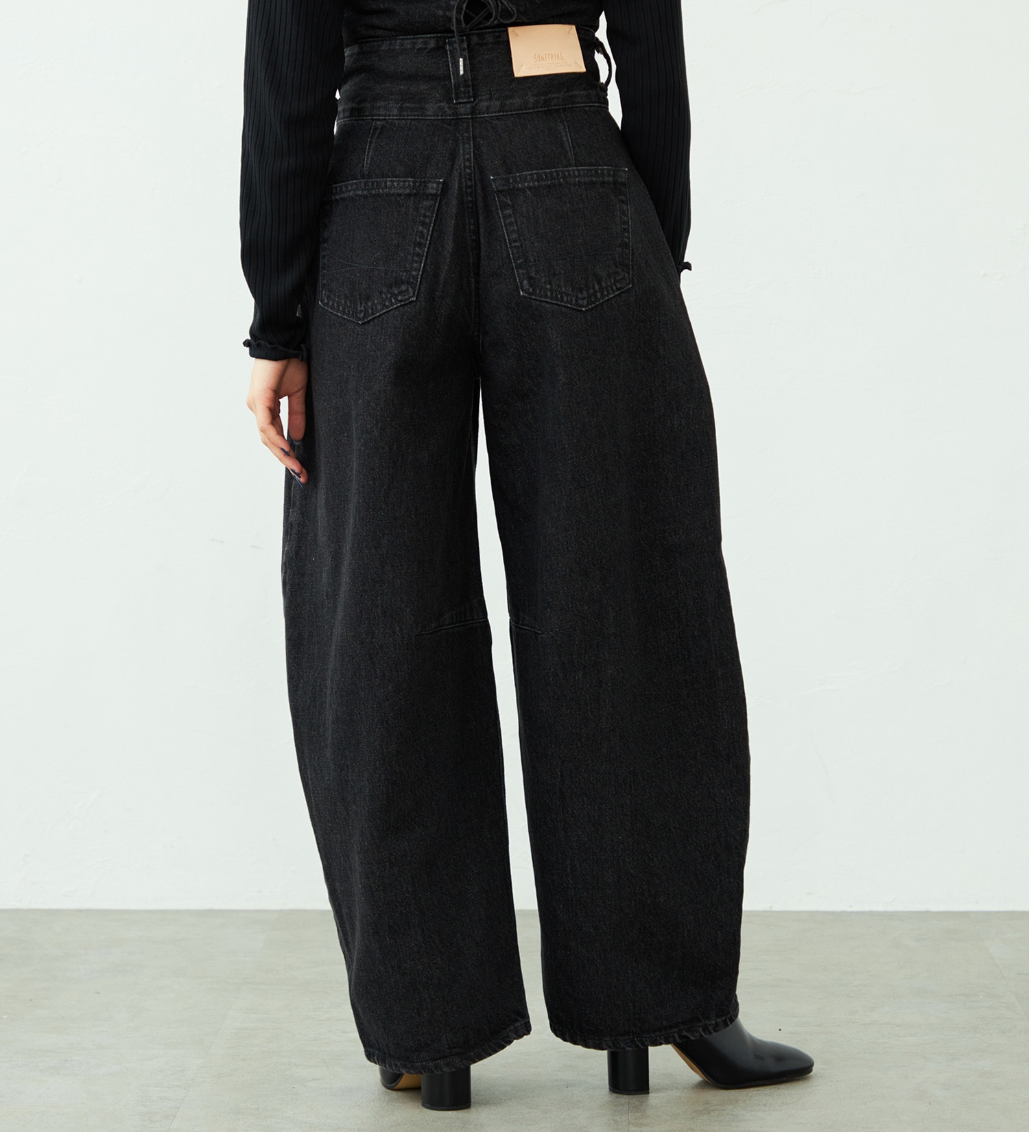 SOMETHING(サムシング)の【予約】atelier SOMETHING TLEB BALLOON DENIM PANTS/カーブデニムパンツ|パンツ/デニム/ジーンズパンツ/レディース|ブラックデニム