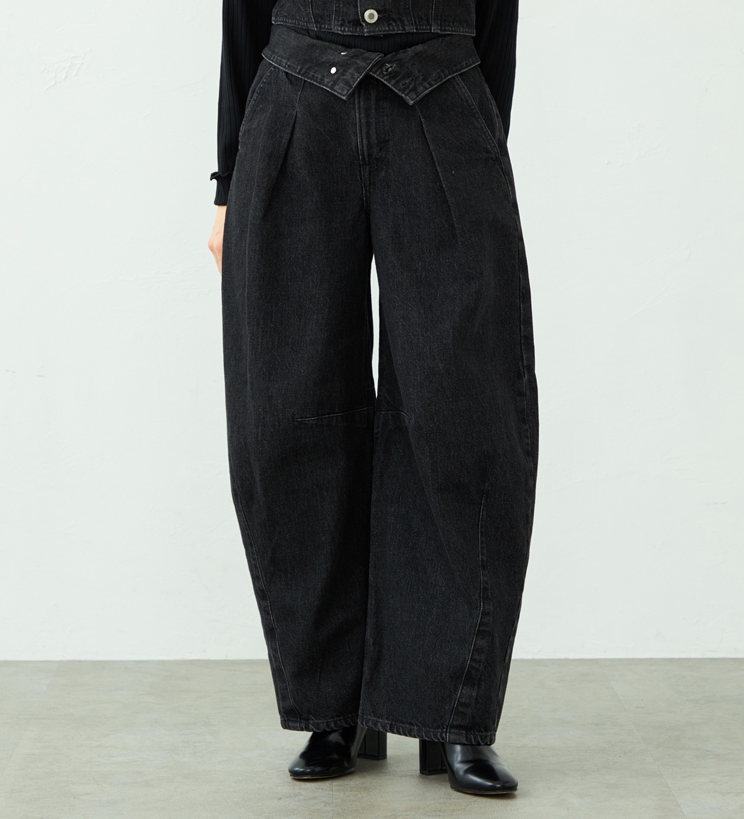 SOMETHING(サムシング)の【予約】atelier SOMETHING TLEB BALLOON DENIM PANTS/カーブデニムパンツ|パンツ/デニム/ジーンズパンツ/レディース|ブラックデニム