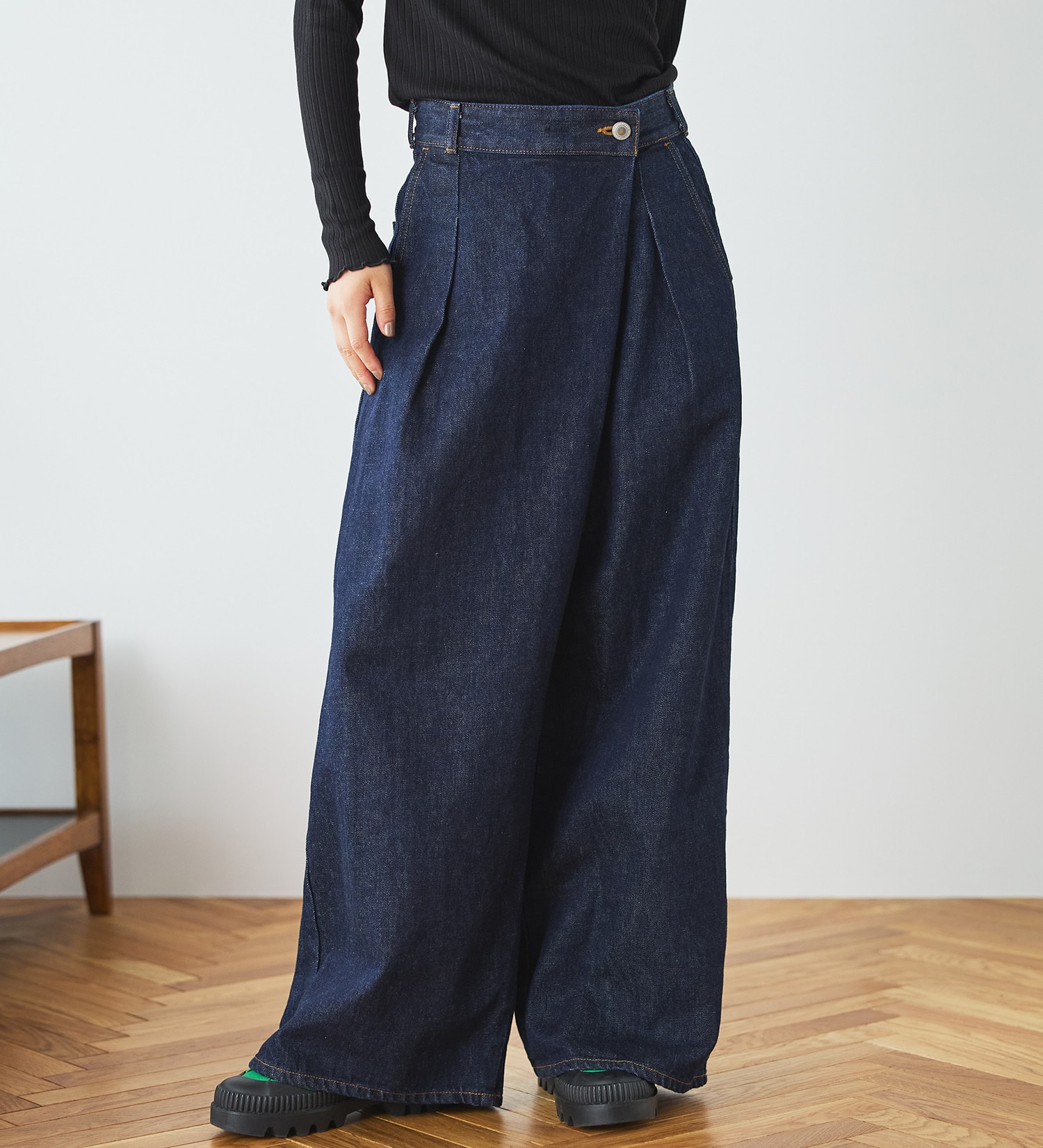 SOMETHING(サムシング)の【予約】atelier SOMETHING WRAP WIDE PANTS/アトリエサムシングラップワイドパンツ|パンツ/デニム/ジーンズパンツ/レディース|インディゴブルー