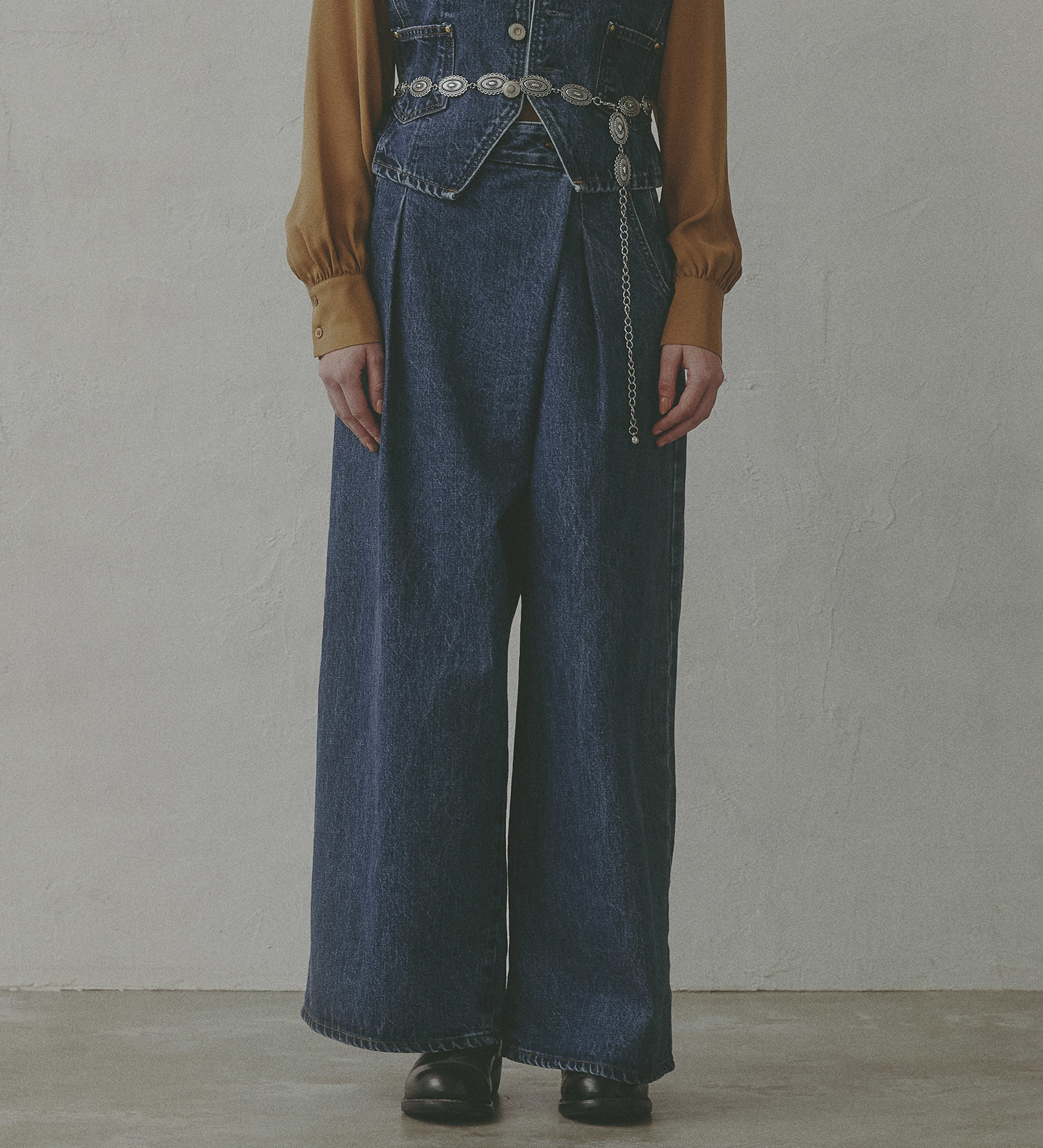 SOMETHING(サムシング)の【予約】atelier SOMETHING WRAP WIDE PANTS/アトリエサムシングラップワイドパンツ|パンツ/デニム/ジーンズパンツ/レディース|中色ブルー