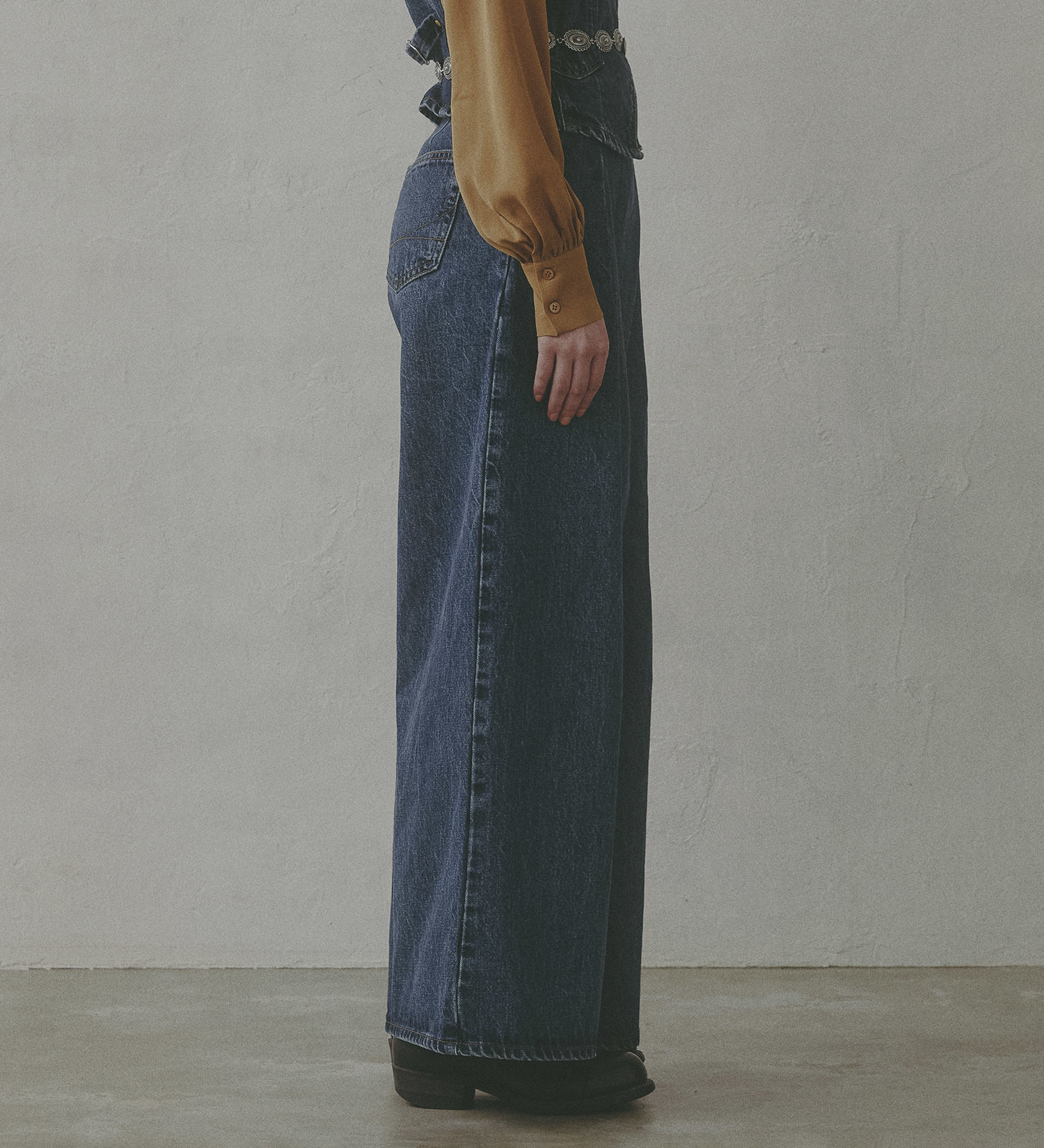 SOMETHING(サムシング)の【予約】atelier SOMETHING WRAP WIDE PANTS/アトリエサムシングラップワイドパンツ|パンツ/デニム/ジーンズパンツ/レディース|中色ブルー