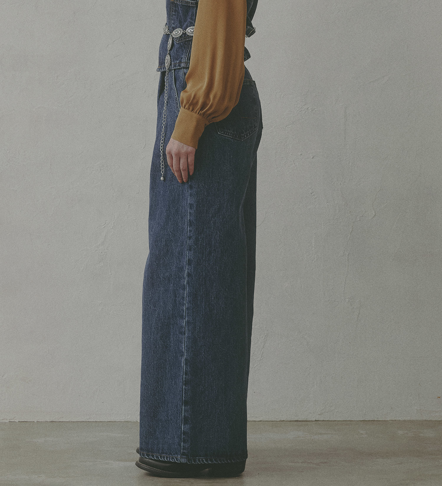 SOMETHING(サムシング)の【予約】atelier SOMETHING WRAP WIDE PANTS/アトリエサムシングラップワイドパンツ|パンツ/デニム/ジーンズパンツ/レディース|中色ブルー