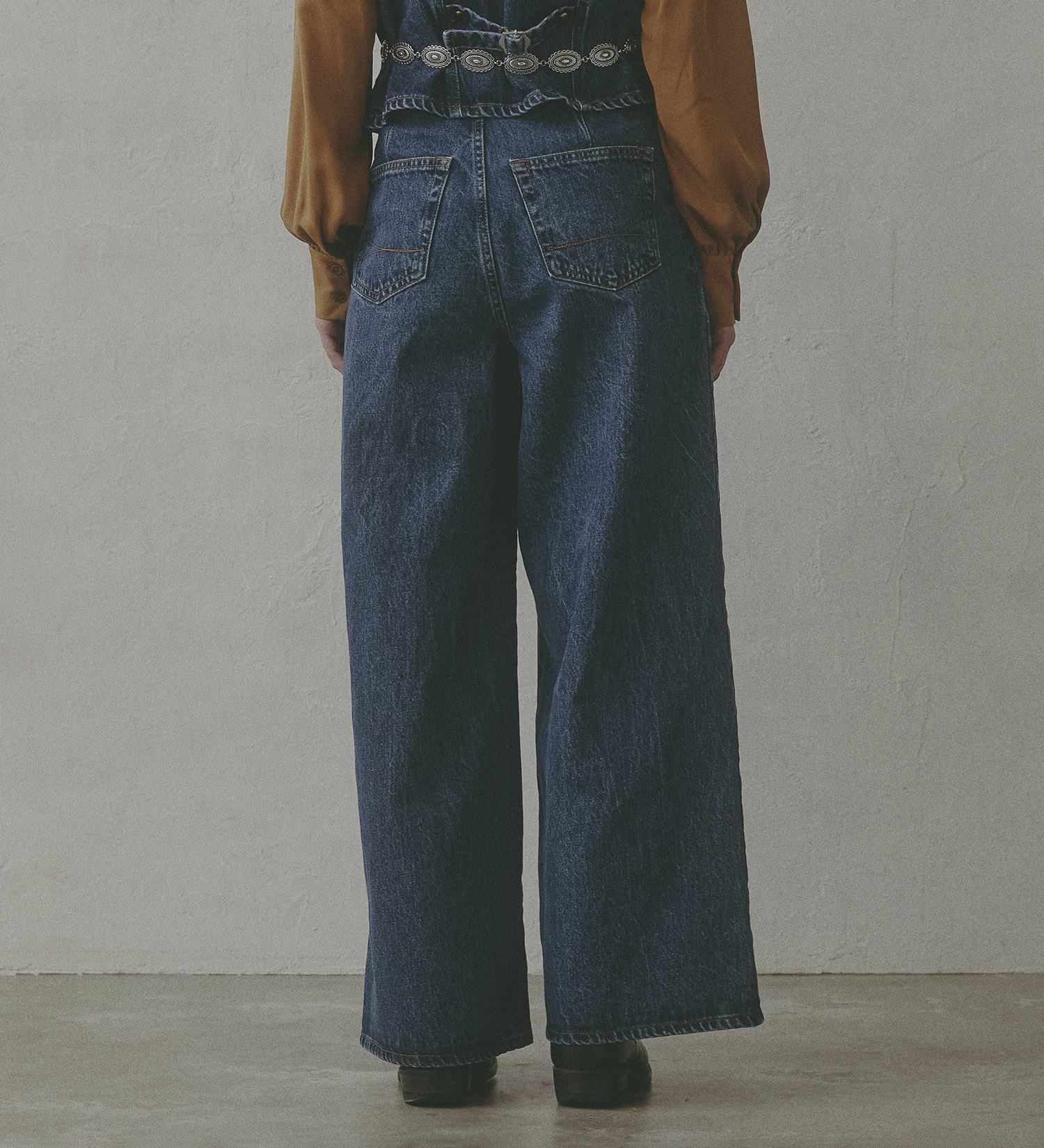 SOMETHING(サムシング)の【予約】atelier SOMETHING WRAP WIDE PANTS/アトリエサムシングラップワイドパンツ|パンツ/デニム/ジーンズパンツ/レディース|中色ブルー
