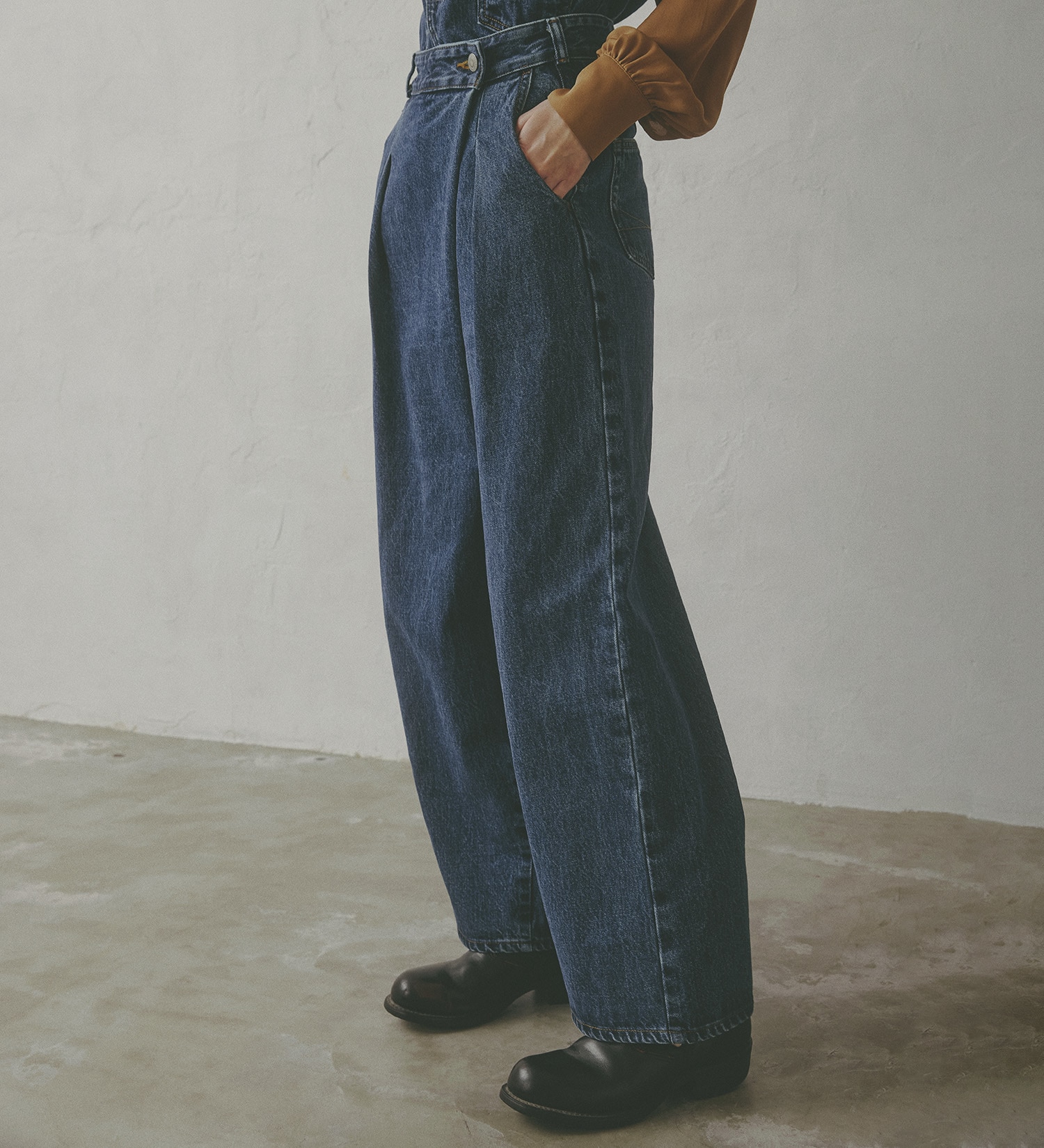 SOMETHING(サムシング)の【予約】atelier SOMETHING WRAP WIDE PANTS/アトリエサムシングラップワイドパンツ|パンツ/デニム/ジーンズパンツ/レディース|中色ブルー