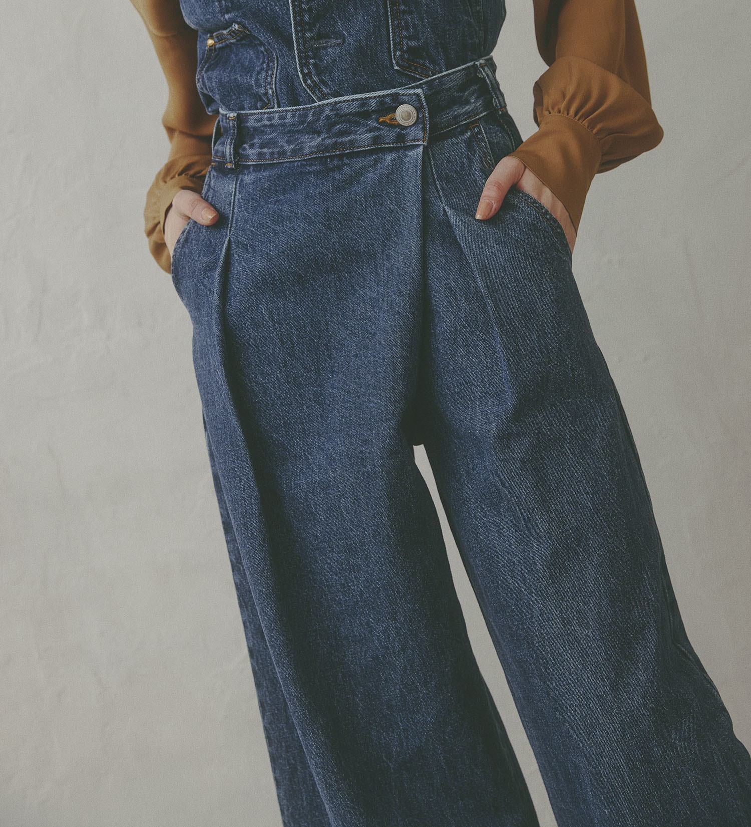 SOMETHING(サムシング)の【予約】atelier SOMETHING WRAP WIDE PANTS/アトリエサムシングラップワイドパンツ|パンツ/デニム/ジーンズパンツ/レディース|中色ブルー