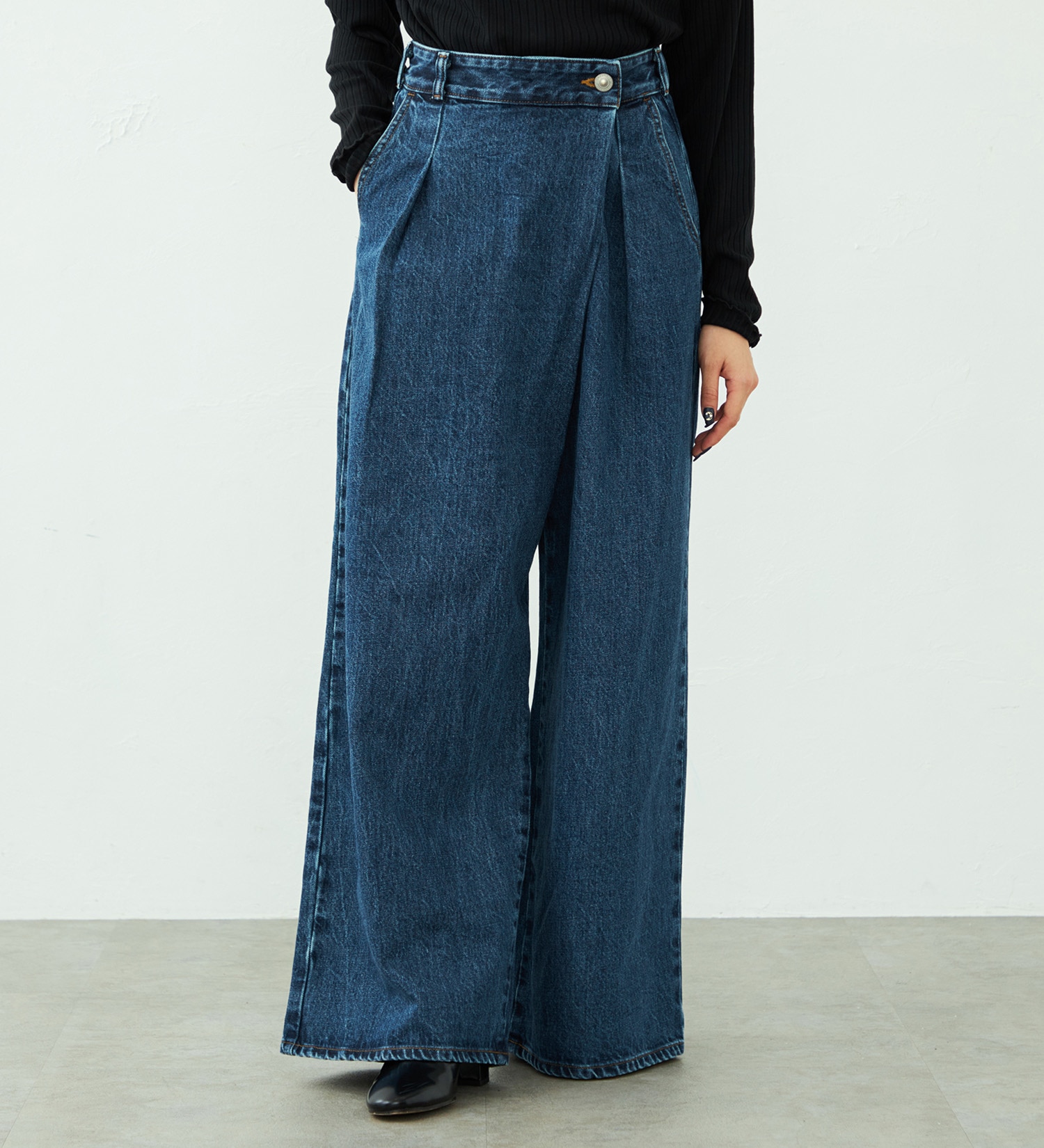 SOMETHING(サムシング)の【予約】atelier SOMETHING WRAP WIDE PANTS/アトリエサムシングラップワイドパンツ|パンツ/デニム/ジーンズパンツ/レディース|中色ブルー