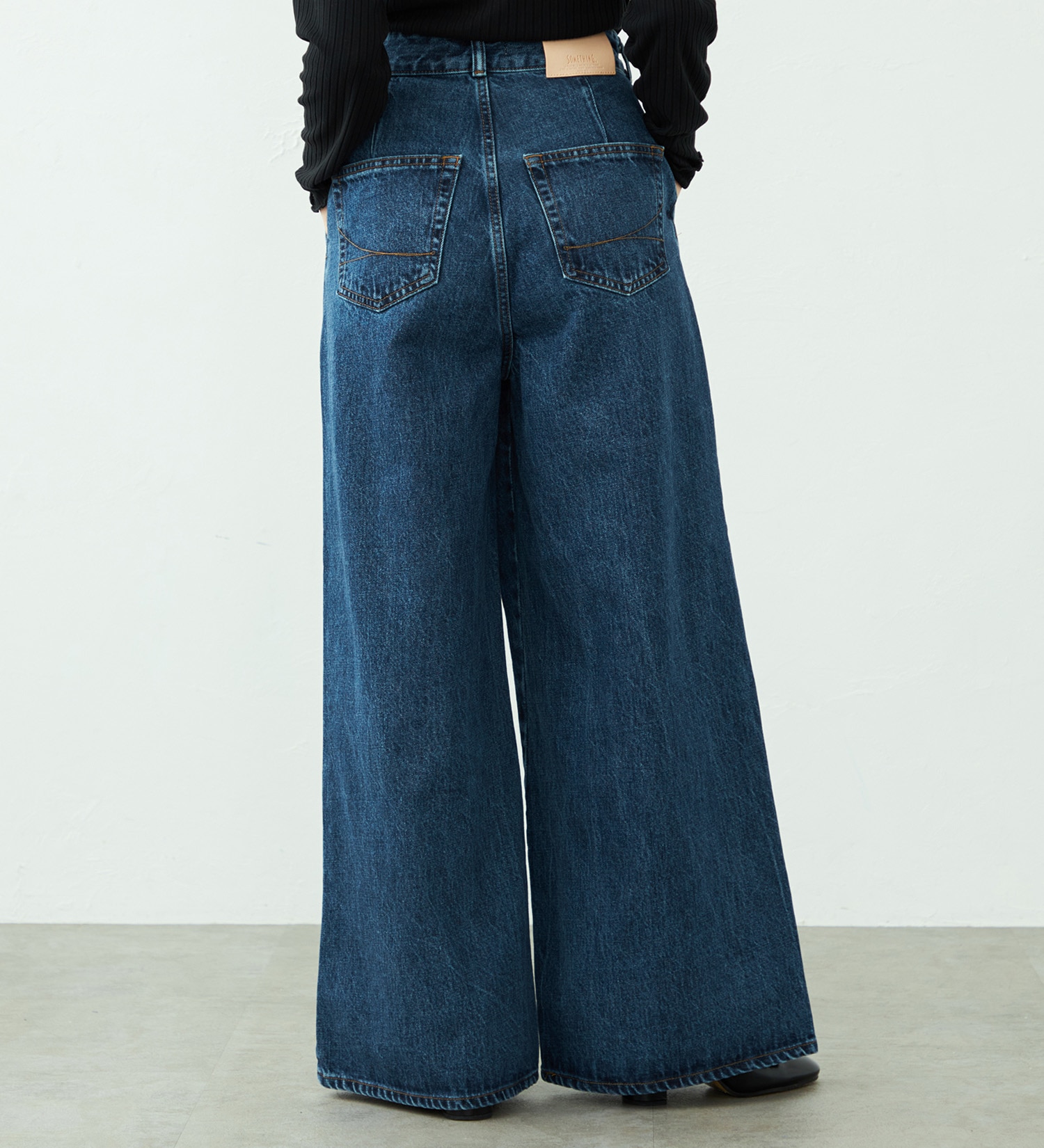 SOMETHING(サムシング)の【予約】atelier SOMETHING WRAP WIDE PANTS/アトリエサムシングラップワイドパンツ|パンツ/デニム/ジーンズパンツ/レディース|中色ブルー
