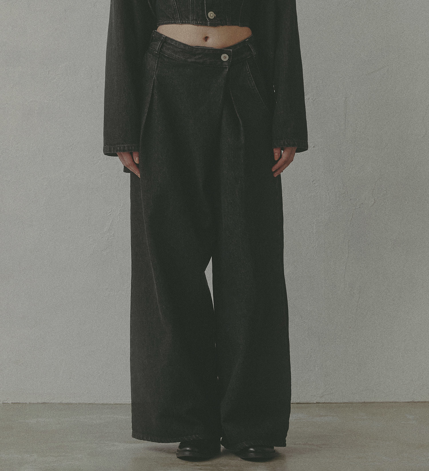 SOMETHING(サムシング)の【予約】atelier SOMETHING WRAP WIDE PANTS/アトリエサムシングラップワイドパンツ|パンツ/デニム/ジーンズパンツ/レディース|ブラックデニム