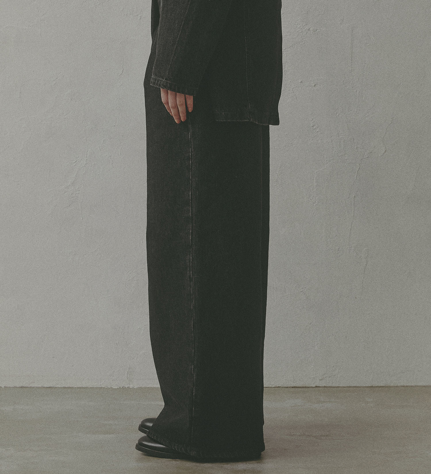 SOMETHING(サムシング)の【予約】atelier SOMETHING WRAP WIDE PANTS/アトリエサムシングラップワイドパンツ|パンツ/デニム/ジーンズパンツ/レディース|ブラックデニム