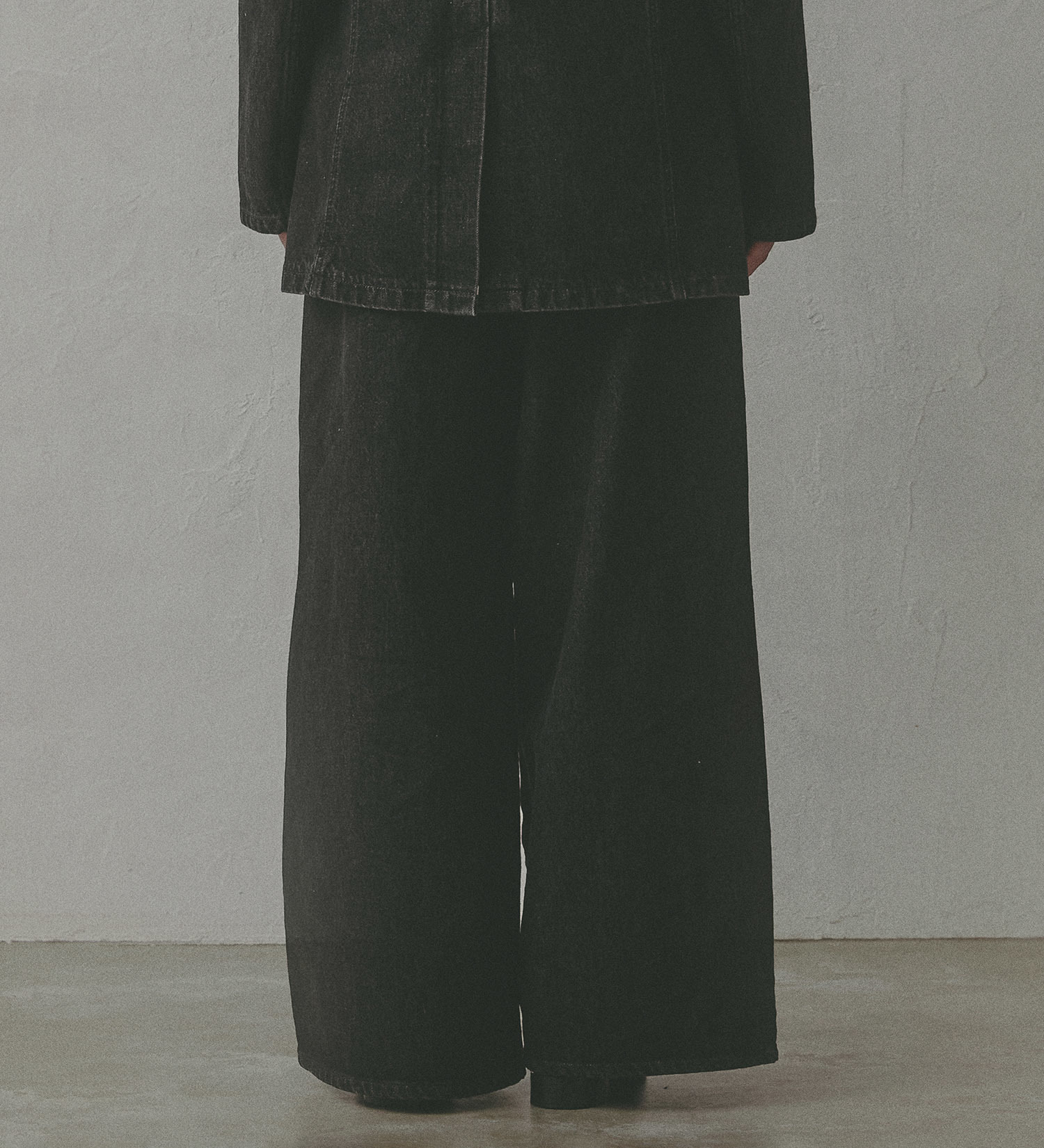 SOMETHING(サムシング)の【予約】atelier SOMETHING WRAP WIDE PANTS/アトリエサムシングラップワイドパンツ|パンツ/デニム/ジーンズパンツ/レディース|ブラックデニム