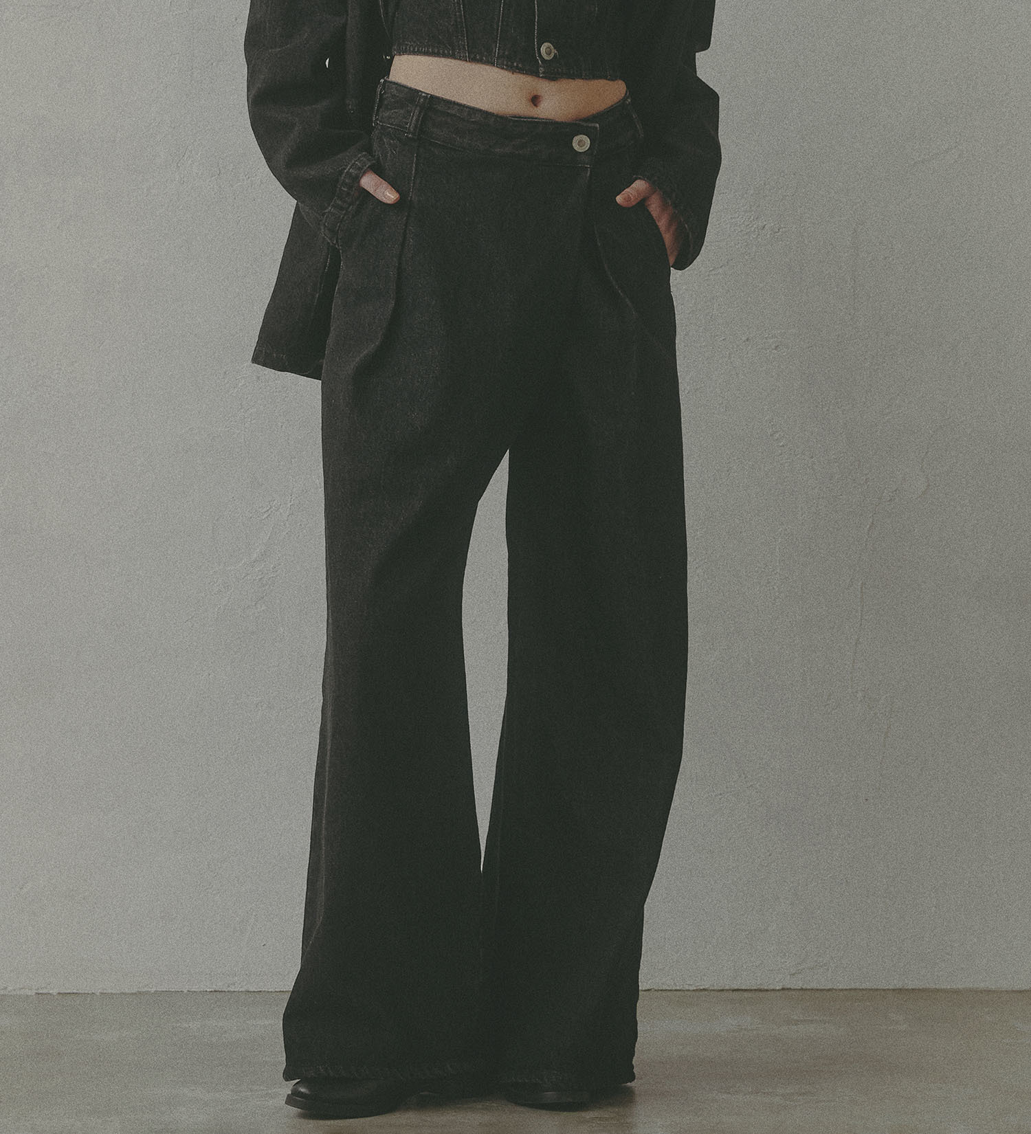 SOMETHING(サムシング)の【予約】atelier SOMETHING WRAP WIDE PANTS/アトリエサムシングラップワイドパンツ|パンツ/デニム/ジーンズパンツ/レディース|ブラックデニム