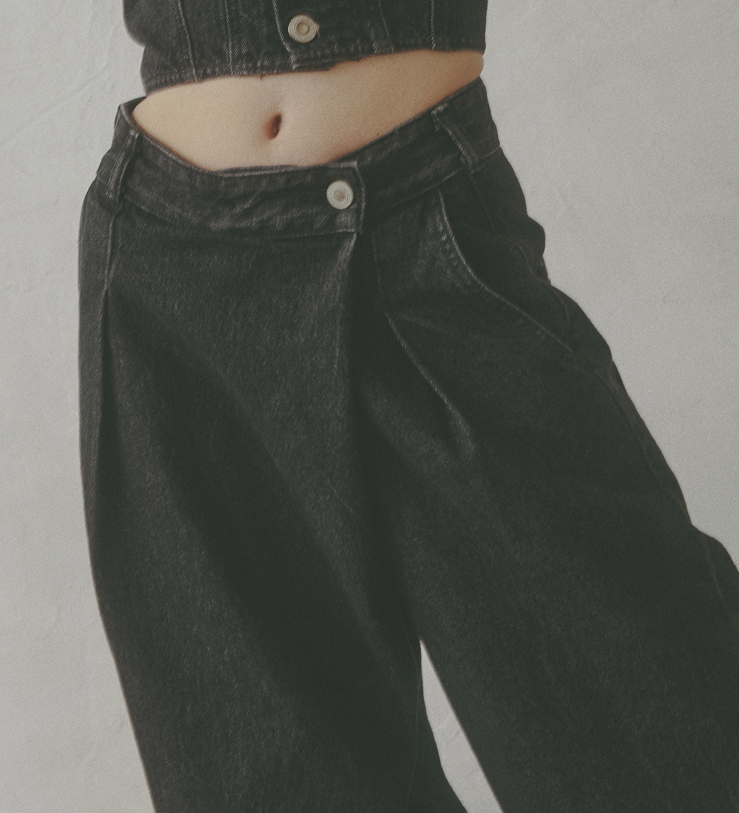 SOMETHING(サムシング)の【予約】atelier SOMETHING WRAP WIDE PANTS/アトリエサムシングラップワイドパンツ|パンツ/デニム/ジーンズパンツ/レディース|ブラックデニム