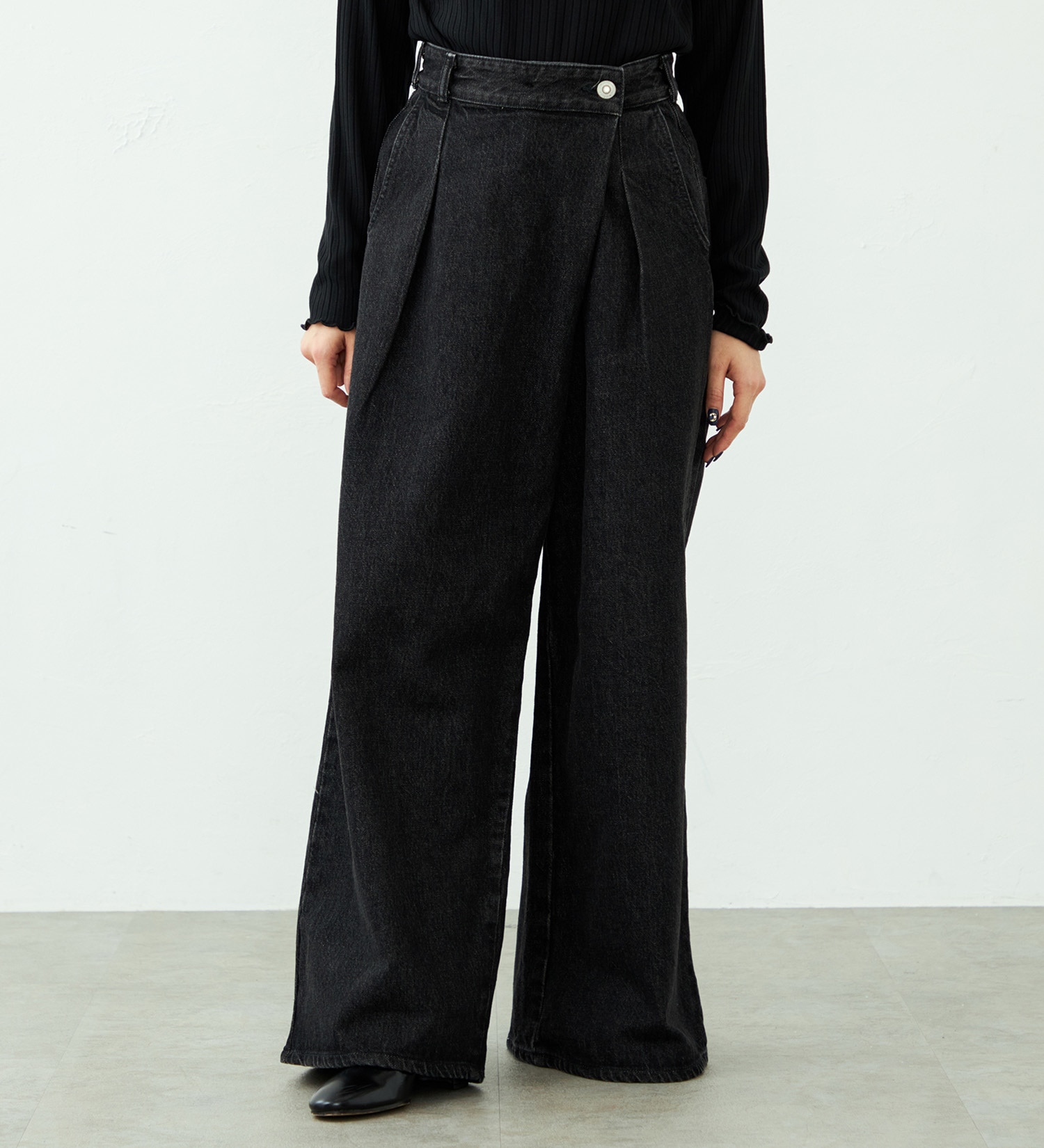 SOMETHING(サムシング)の【予約】atelier SOMETHING WRAP WIDE PANTS/アトリエサムシングラップワイドパンツ|パンツ/デニム/ジーンズパンツ/レディース|ブラックデニム