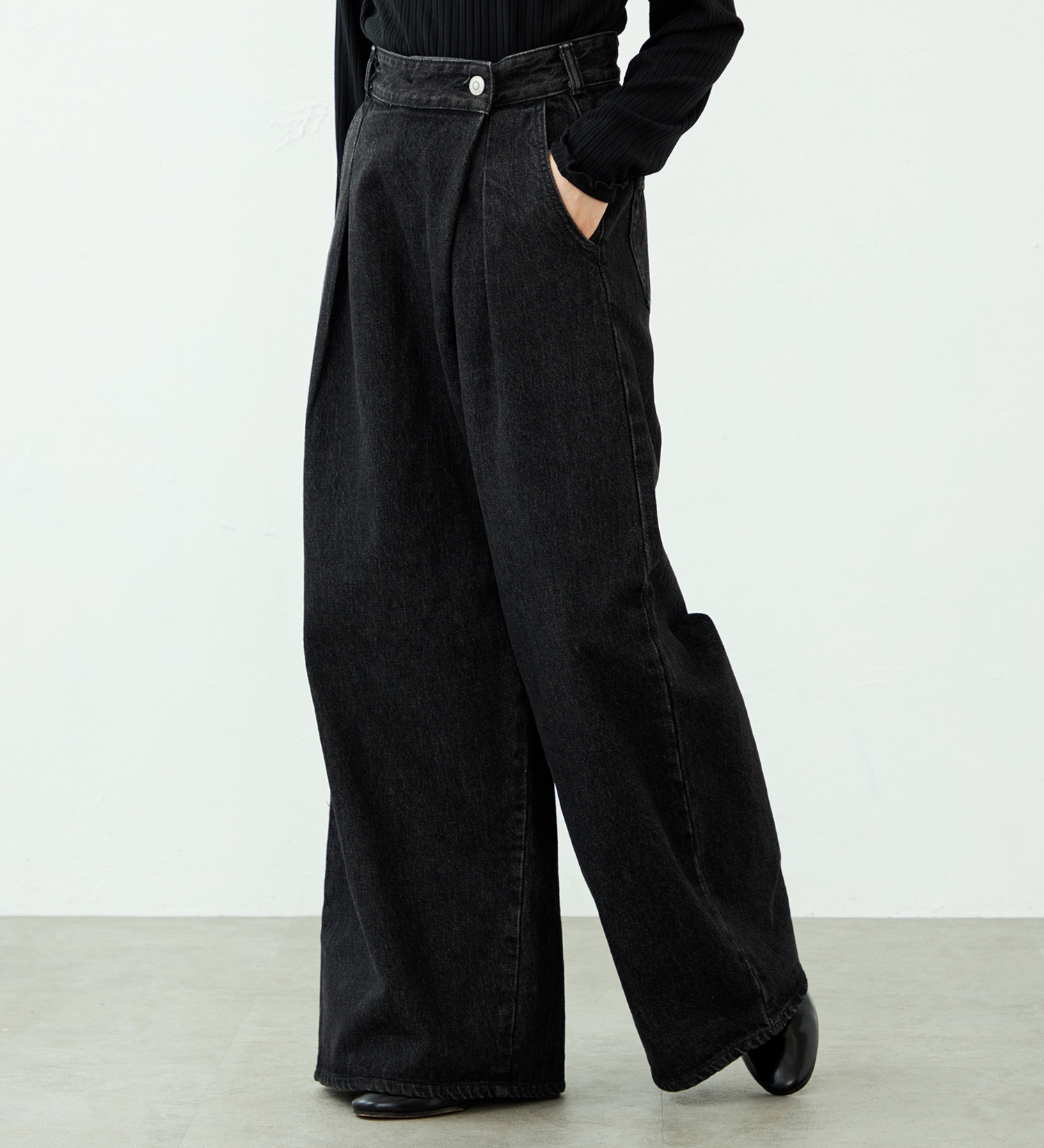 SOMETHING(サムシング)の【予約】atelier SOMETHING WRAP WIDE PANTS/アトリエサムシングラップワイドパンツ|パンツ/デニム/ジーンズパンツ/レディース|ブラックデニム