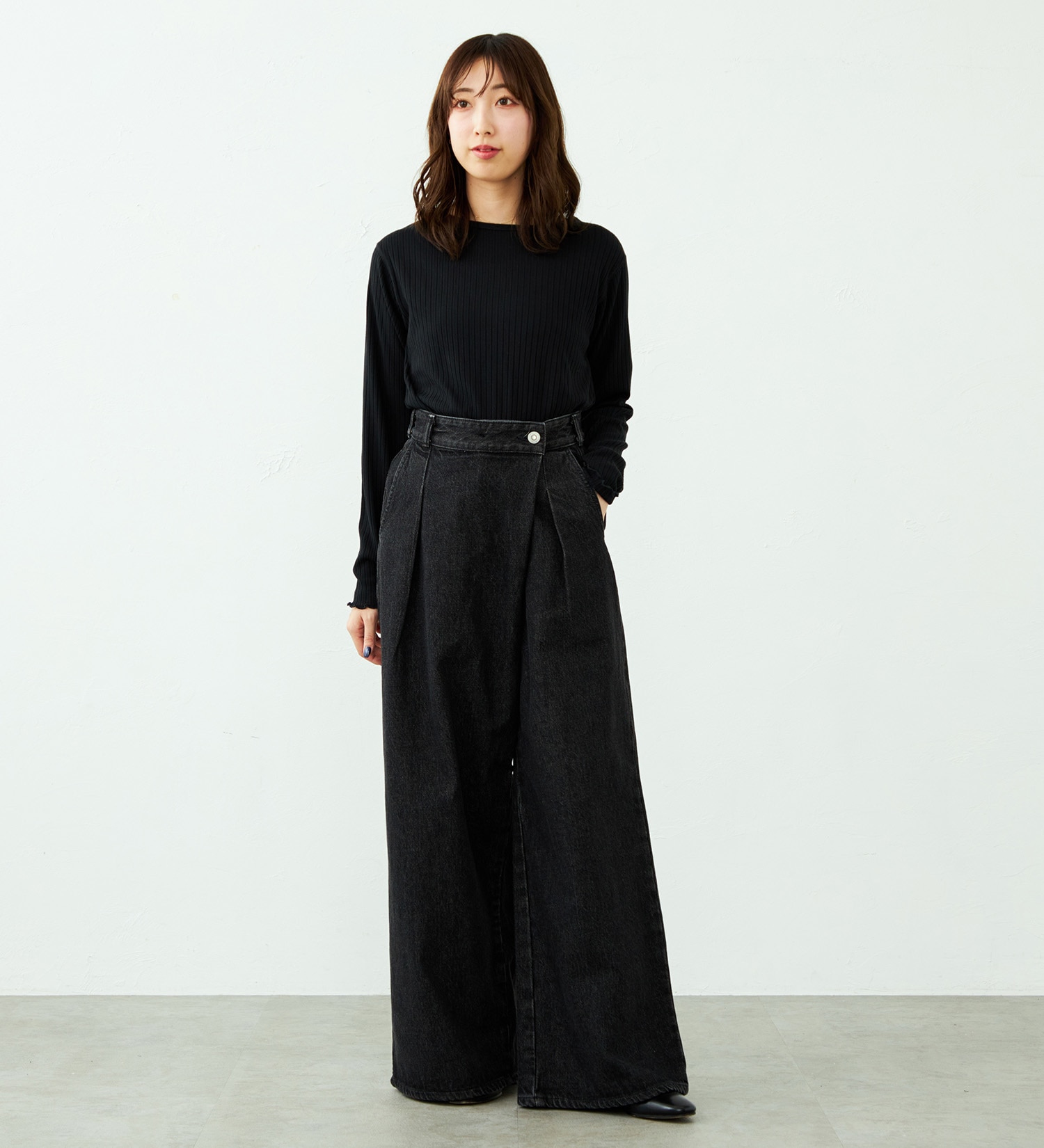 SOMETHING(サムシング)の【予約】atelier SOMETHING WRAP WIDE PANTS/アトリエサムシングラップワイドパンツ|パンツ/デニム/ジーンズパンツ/レディース|ブラックデニム