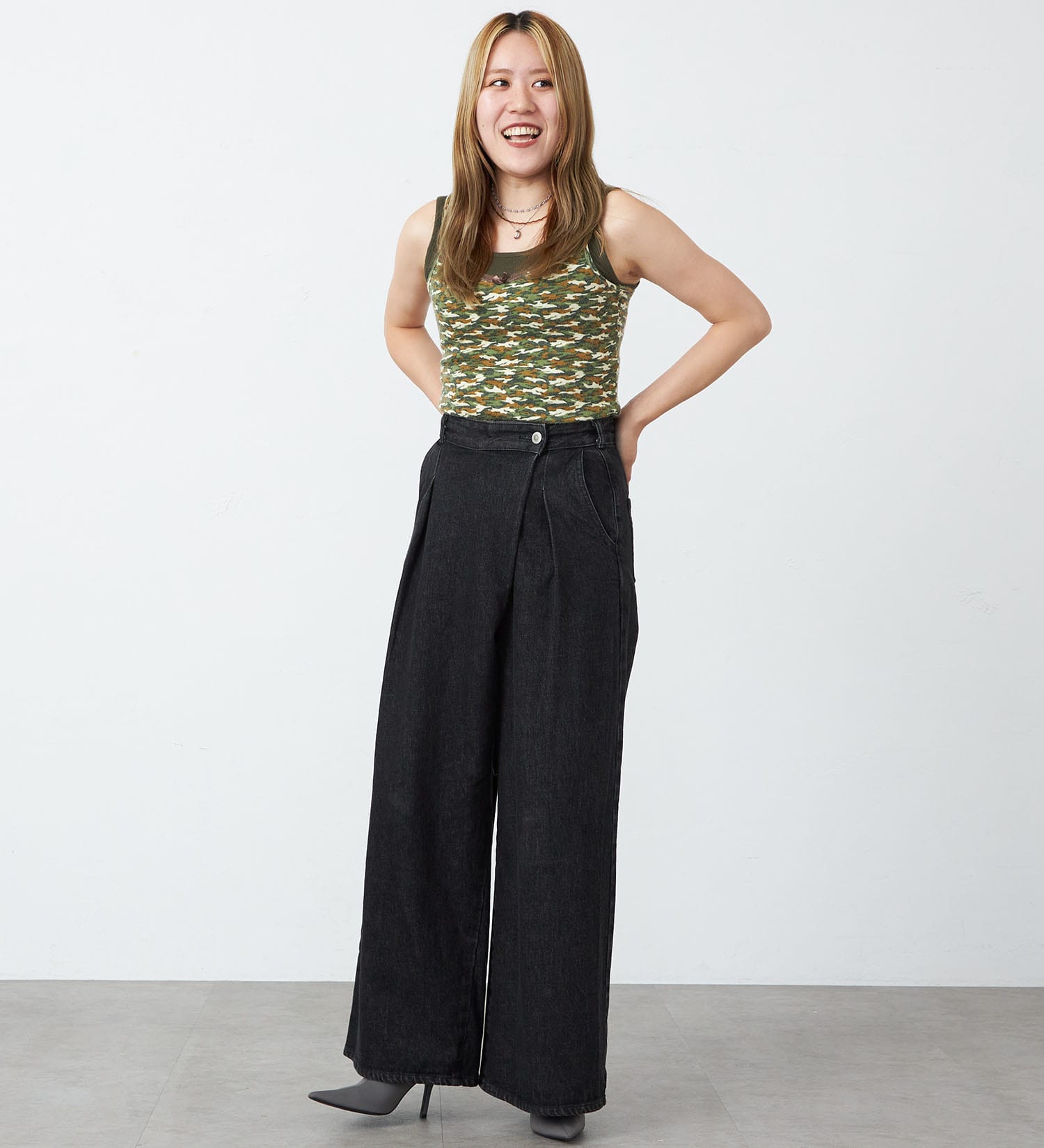 SOMETHING(サムシング)の【試着対象】【GISELe 10月号掲載】atelier SOMETHING WRAP WIDE PANTS/アトリエサムシングラップワイドパンツ|パンツ/デニム/ジーンズパンツ/レディース|ブラックデニム