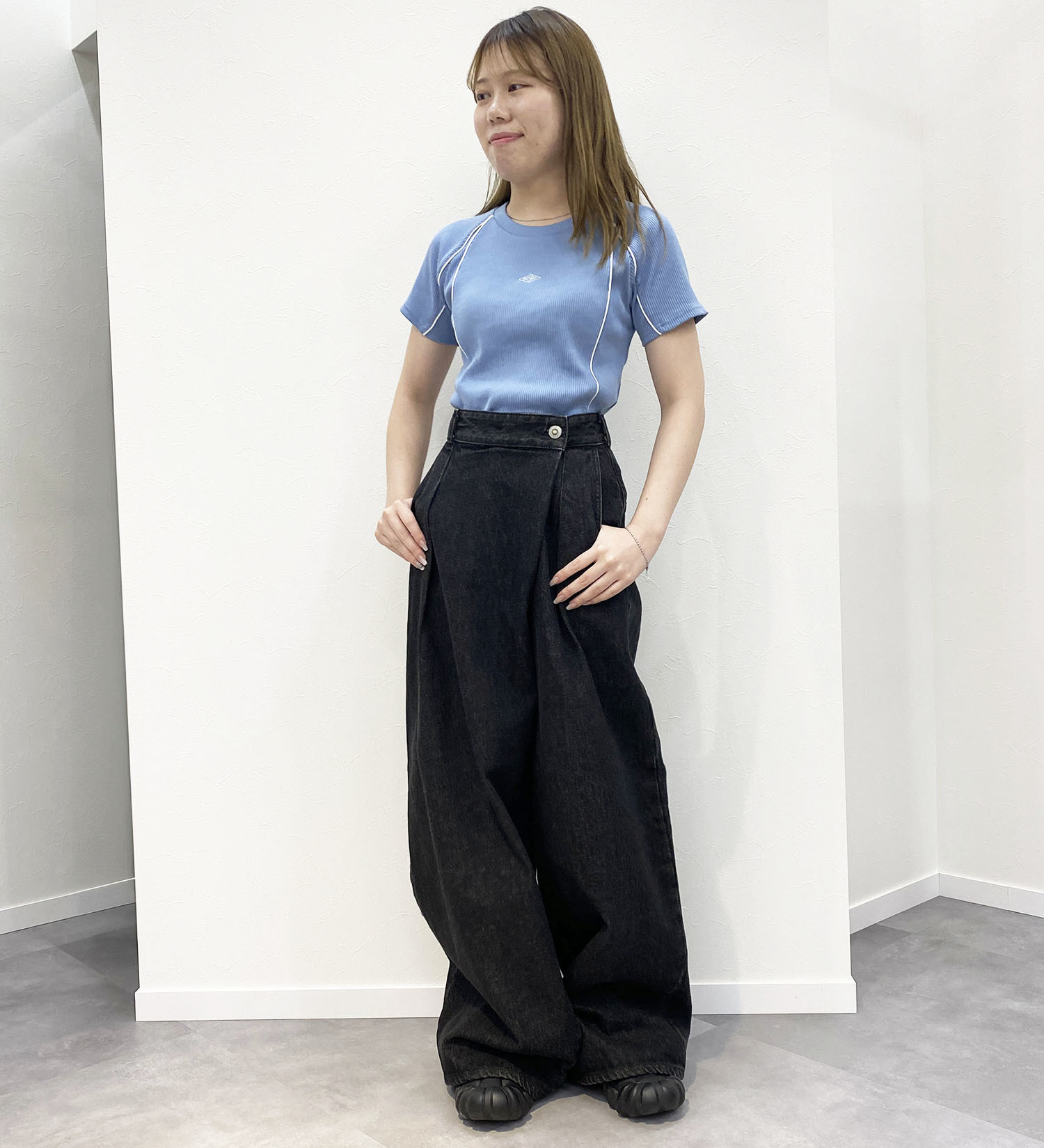 SOMETHING(サムシング)の【試着対象】【GISELe 10月号掲載】atelier SOMETHING WRAP WIDE PANTS/アトリエサムシングラップワイドパンツ|パンツ/デニム/ジーンズパンツ/レディース|ブラックデニム