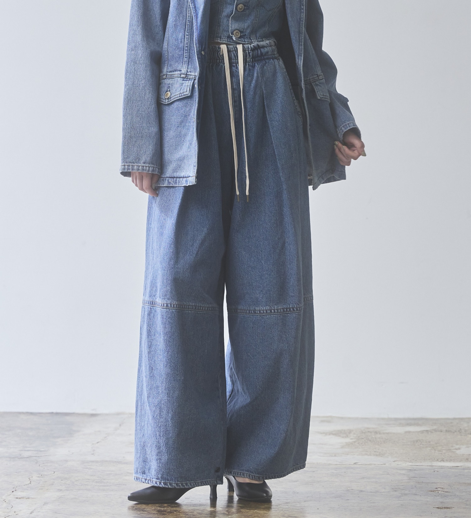 SOMETHING(サムシング)のatelier SOMETHING　DRAWSTRING BALLOON WIDE/ウエストゴムバルーンワイドパンツ|パンツ/デニム/ジーンズパンツ/レディース|淡色ブルー