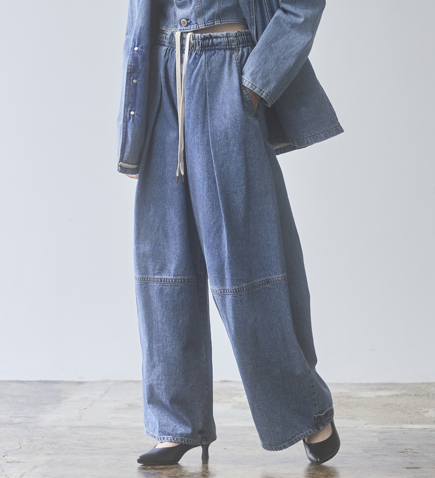 SOMETHING(サムシング)のatelier SOMETHING　DRAWSTRING BALLOON WIDE/ウエストゴムバルーンワイドパンツ|パンツ/デニム/ジーンズパンツ/レディース|淡色ブルー