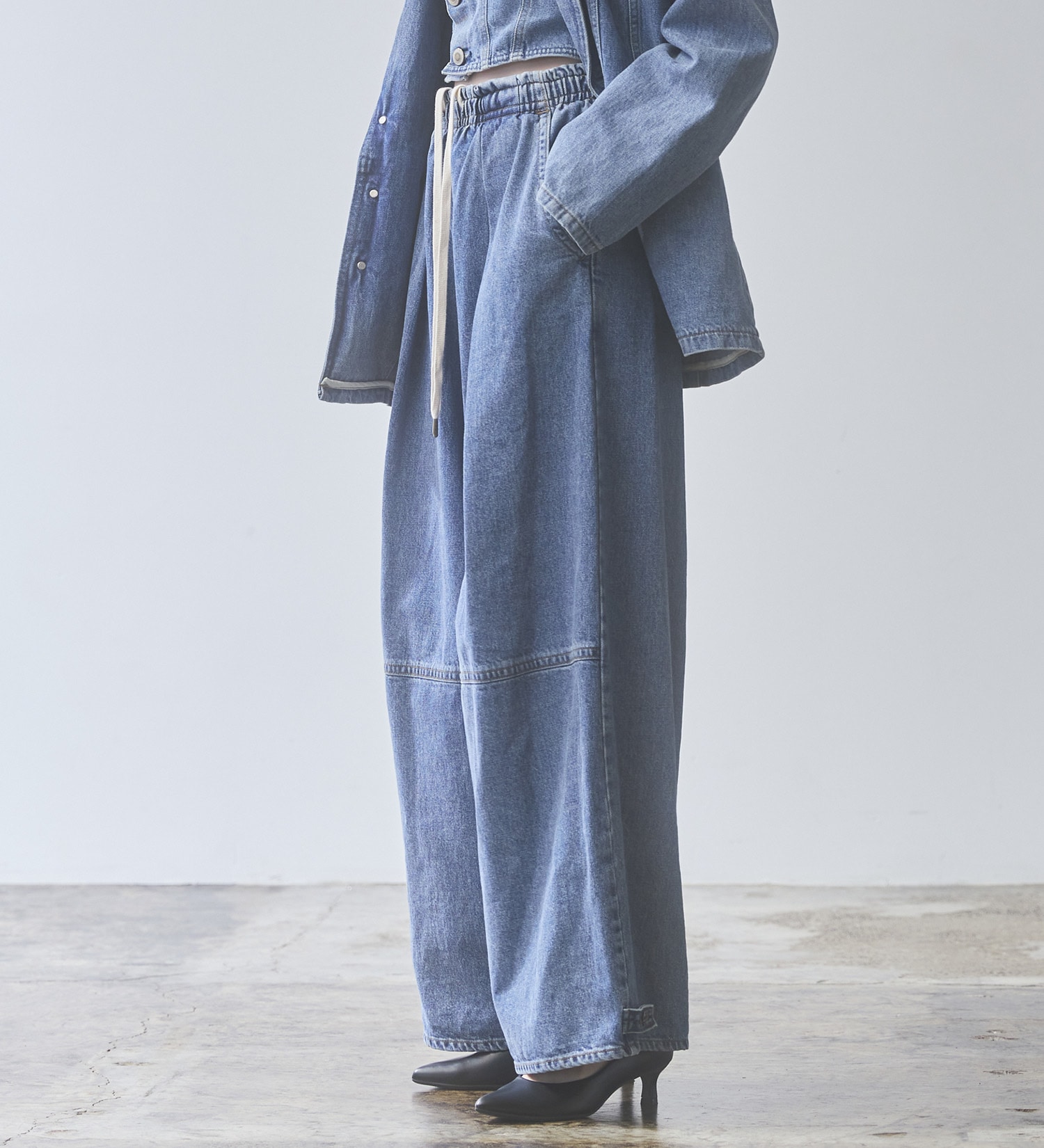 SOMETHING(サムシング)のatelier SOMETHING　DRAWSTRING BALLOON WIDE/ウエストゴムバルーンワイドパンツ|パンツ/デニム/ジーンズパンツ/レディース|淡色ブルー