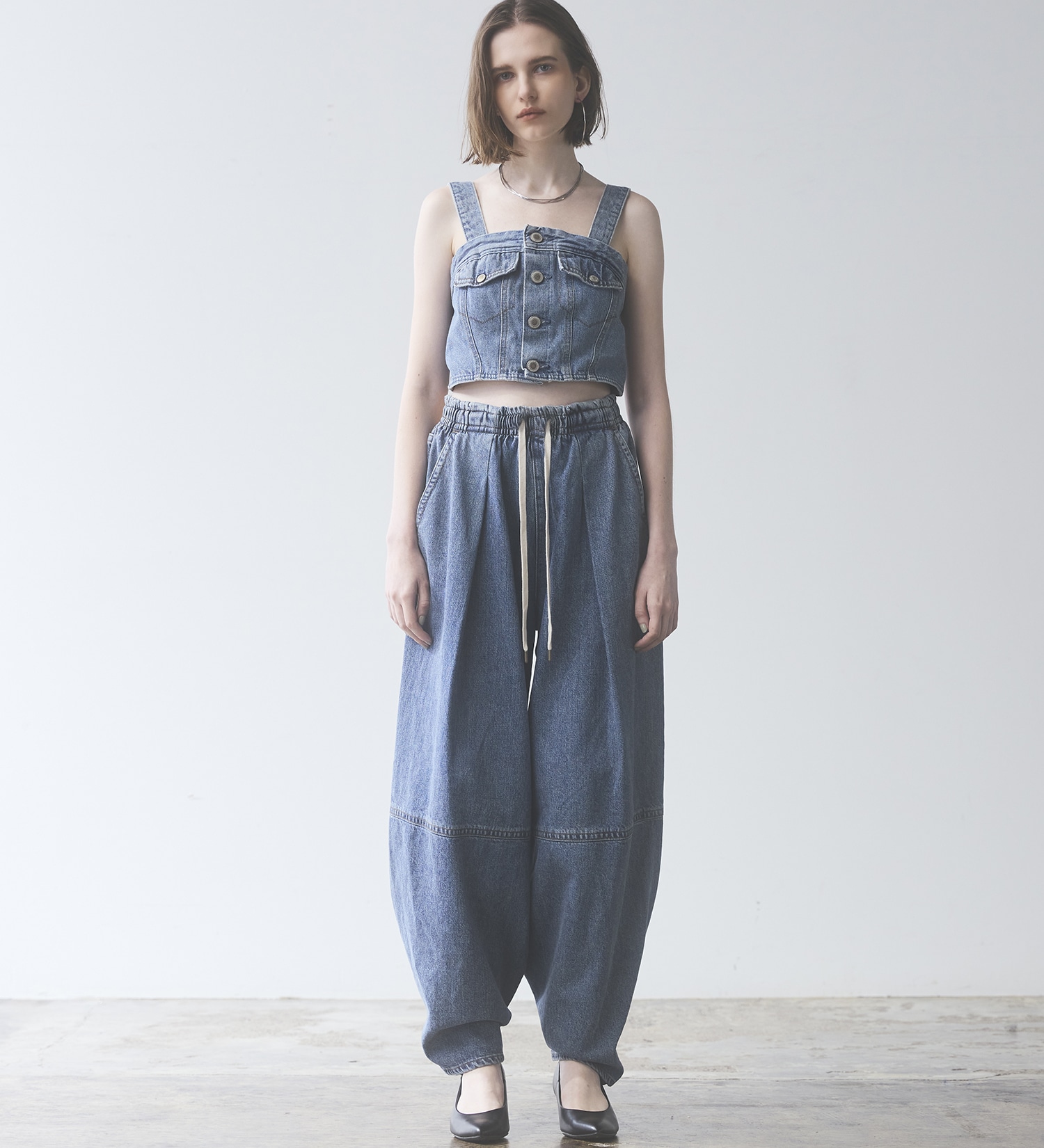 SOMETHING(サムシング)のatelier SOMETHING　DRAWSTRING BALLOON WIDE/ウエストゴムバルーンワイドパンツ|パンツ/デニム/ジーンズパンツ/レディース|淡色ブルー