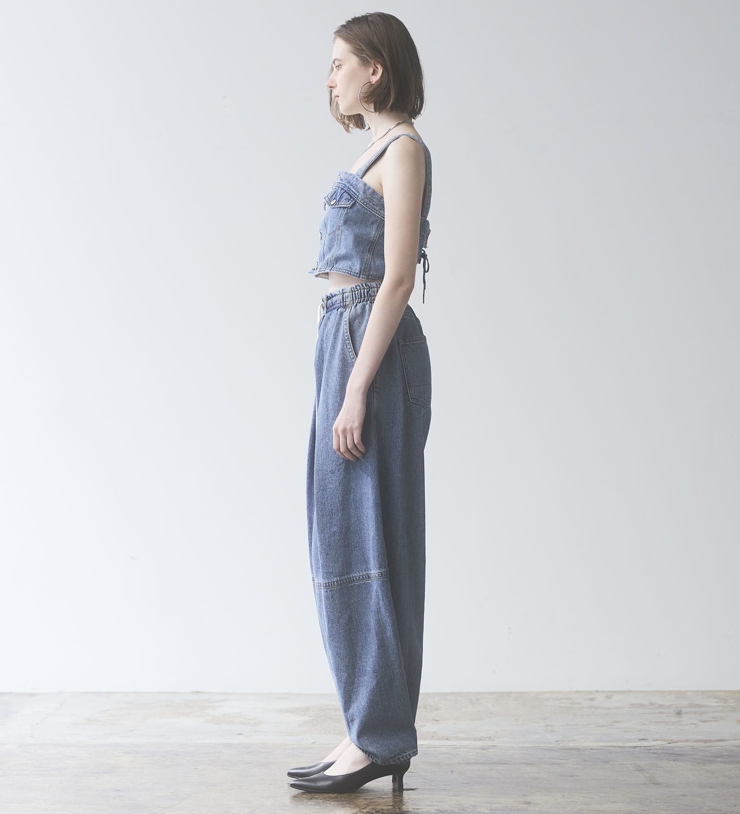 SOMETHING(サムシング)のatelier SOMETHING　DRAWSTRING BALLOON WIDE/ウエストゴムバルーンワイドパンツ|パンツ/デニム/ジーンズパンツ/レディース|淡色ブルー