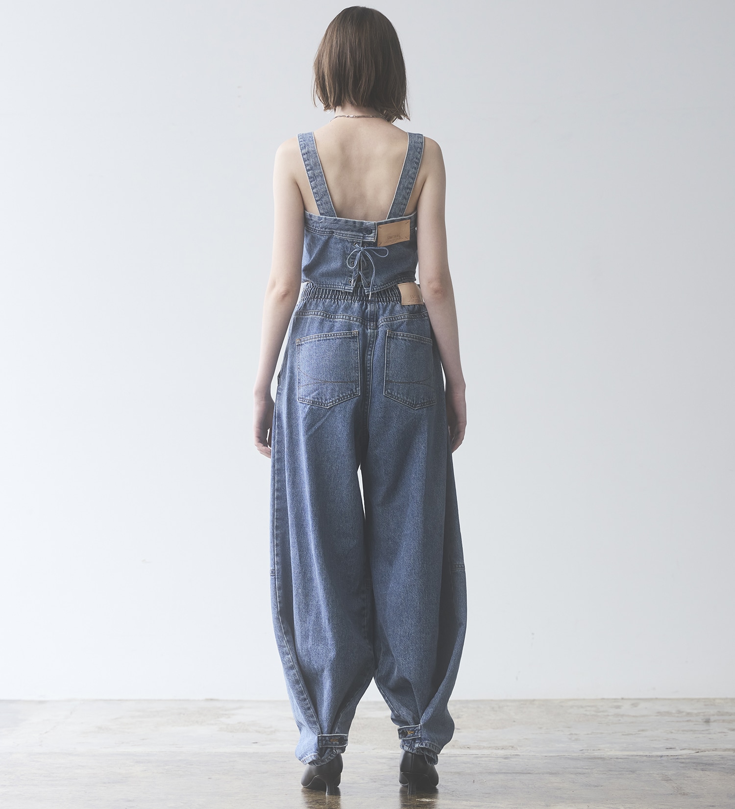 SOMETHING(サムシング)のatelier SOMETHING　DRAWSTRING BALLOON WIDE/ウエストゴムバルーンワイドパンツ|パンツ/デニム/ジーンズパンツ/レディース|淡色ブルー