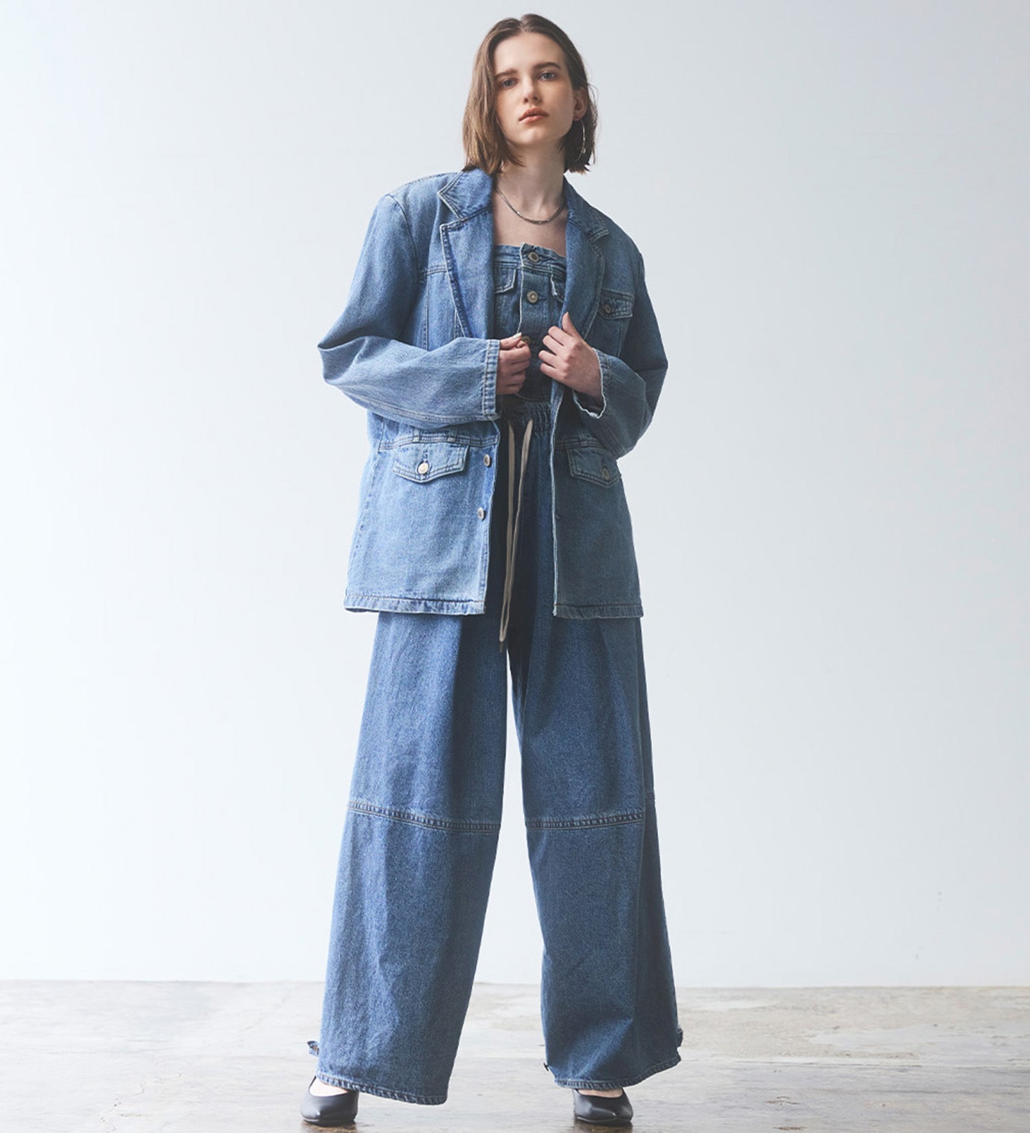 SOMETHING(サムシング)のatelier SOMETHING　DRAWSTRING BALLOON WIDE/ウエストゴムバルーンワイドパンツ|パンツ/デニム/ジーンズパンツ/レディース|淡色ブルー