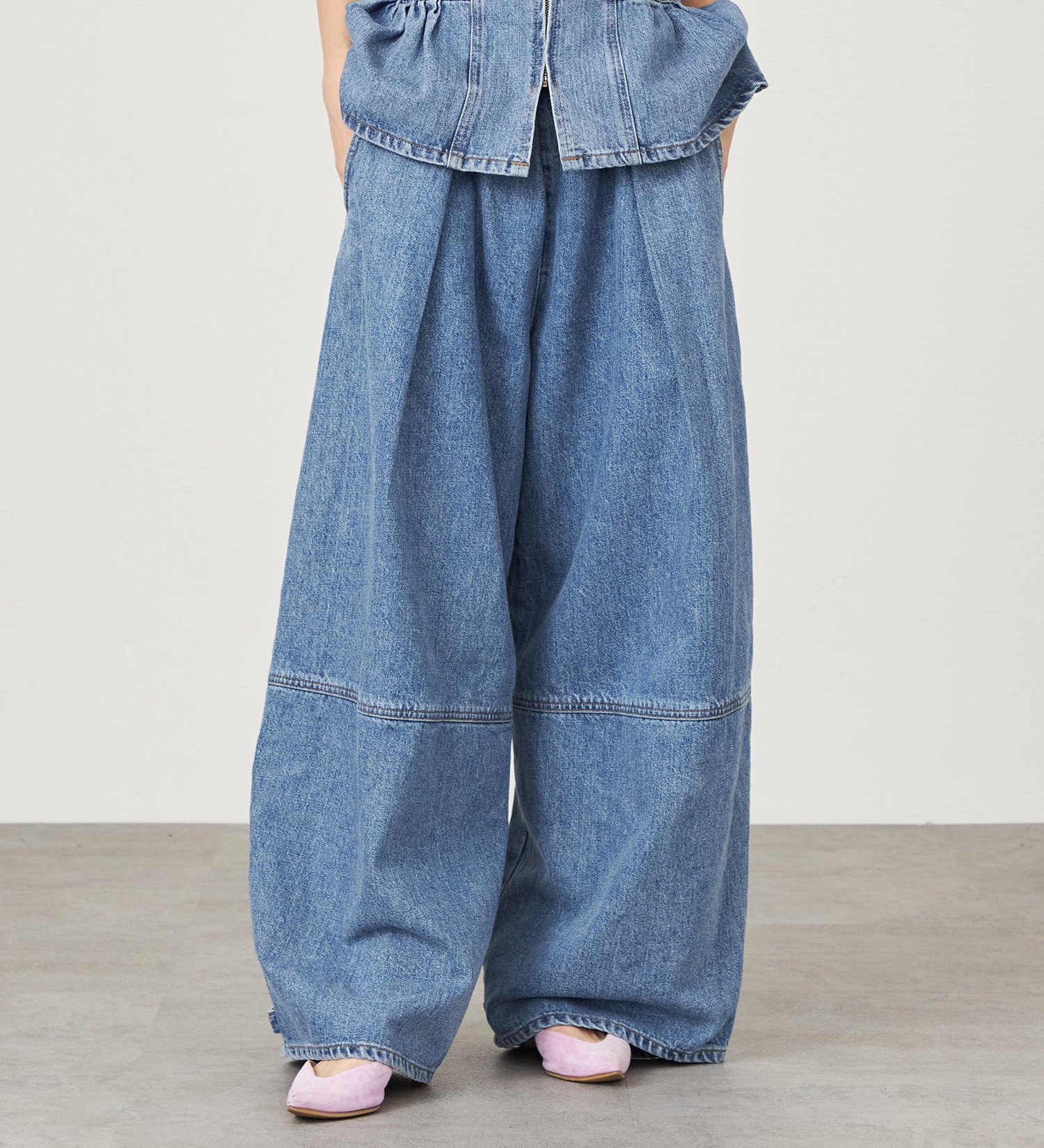 SOMETHING(サムシング)のatelier SOMETHING　DRAWSTRING BALLOON WIDE/ウエストゴムバルーンワイドパンツ|パンツ/デニム/ジーンズパンツ/レディース|淡色ブルー