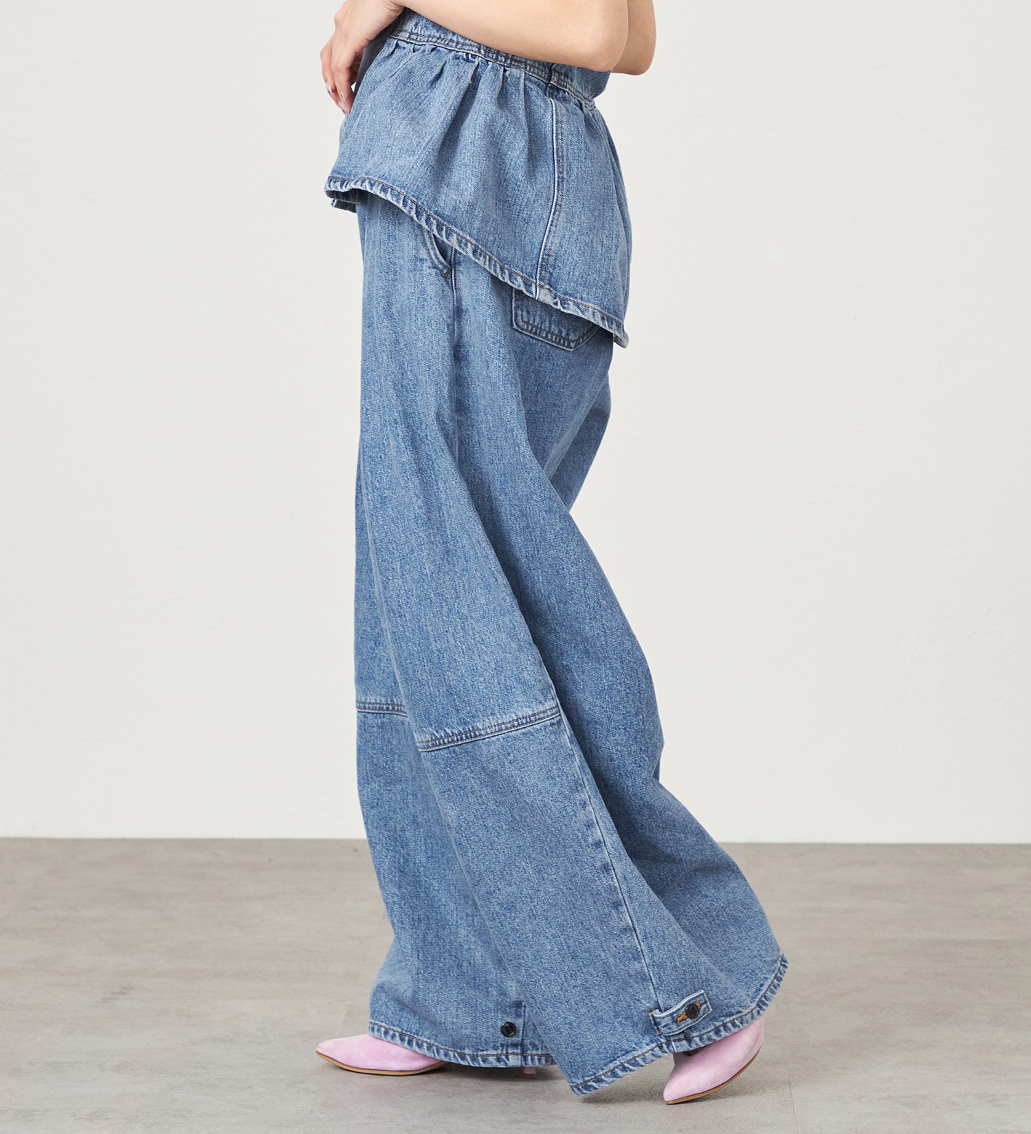 SOMETHING(サムシング)のatelier SOMETHING　DRAWSTRING BALLOON WIDE/ウエストゴムバルーンワイドパンツ|パンツ/デニム/ジーンズパンツ/レディース|淡色ブルー