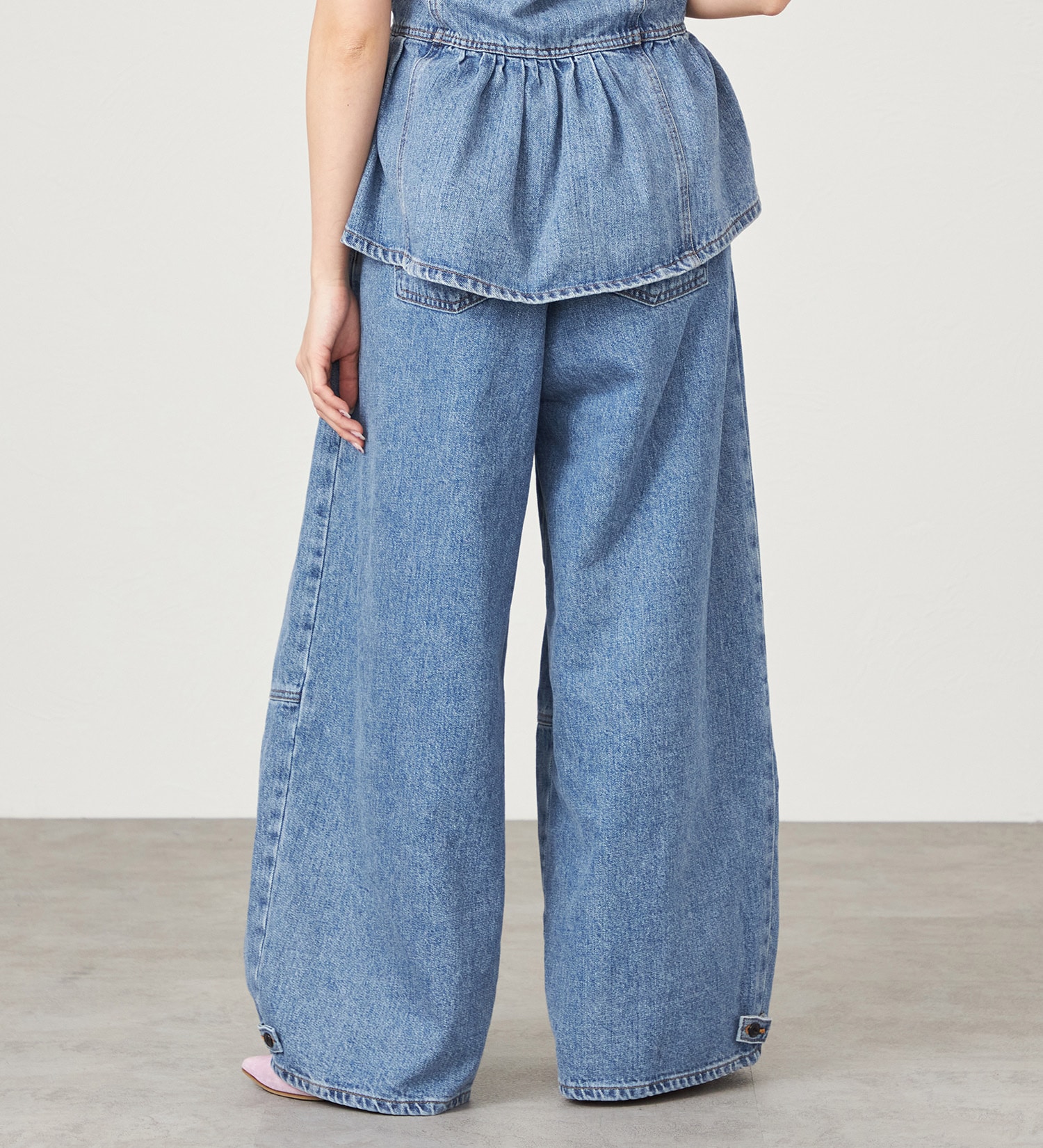 SOMETHING(サムシング)のatelier SOMETHING　DRAWSTRING BALLOON WIDE/ウエストゴムバルーンワイドパンツ|パンツ/デニム/ジーンズパンツ/レディース|淡色ブルー