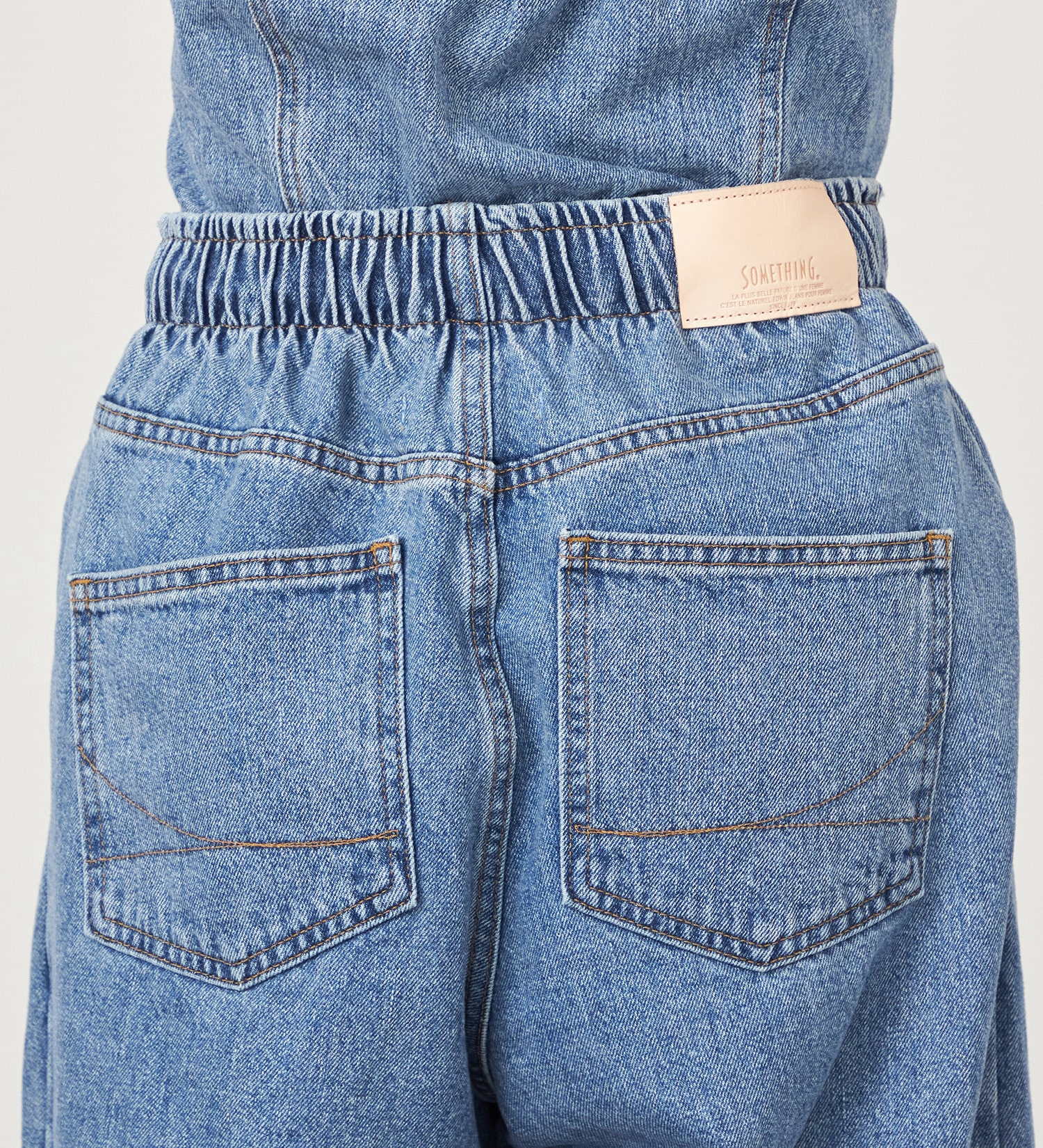 SOMETHING(サムシング)のatelier SOMETHING　DRAWSTRING BALLOON WIDE/ウエストゴムバルーンワイドパンツ|パンツ/デニム/ジーンズパンツ/レディース|淡色ブルー