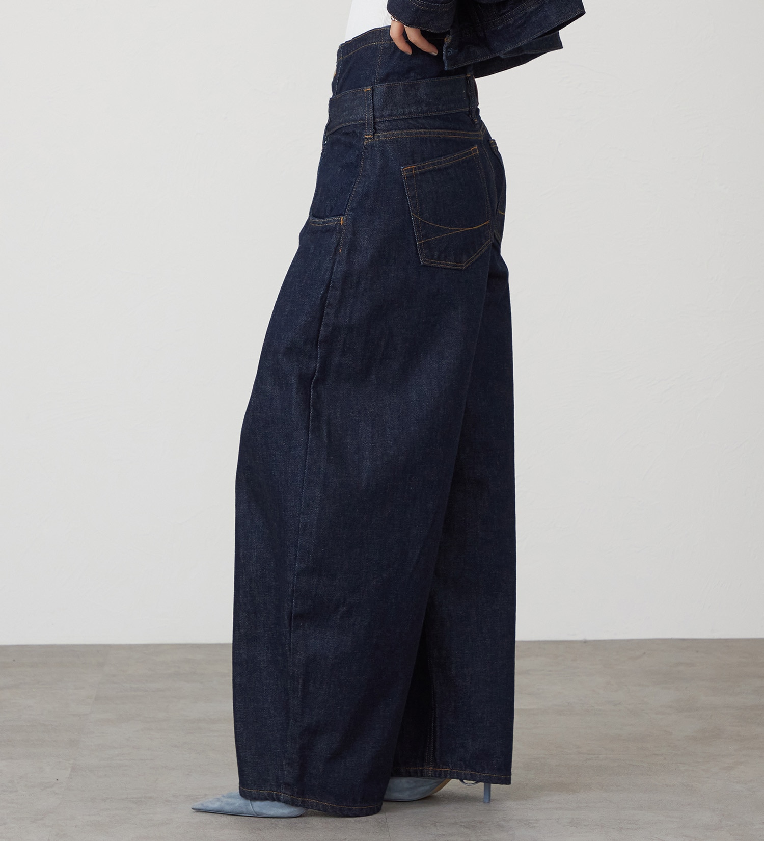 SOMETHING(サムシング)のatelier SOMETHING　DOUBLE BELT WIDE PANTS/ダブルベルトワイドパンツ|パンツ/デニム/ジーンズパンツ/レディース|インディゴブルー