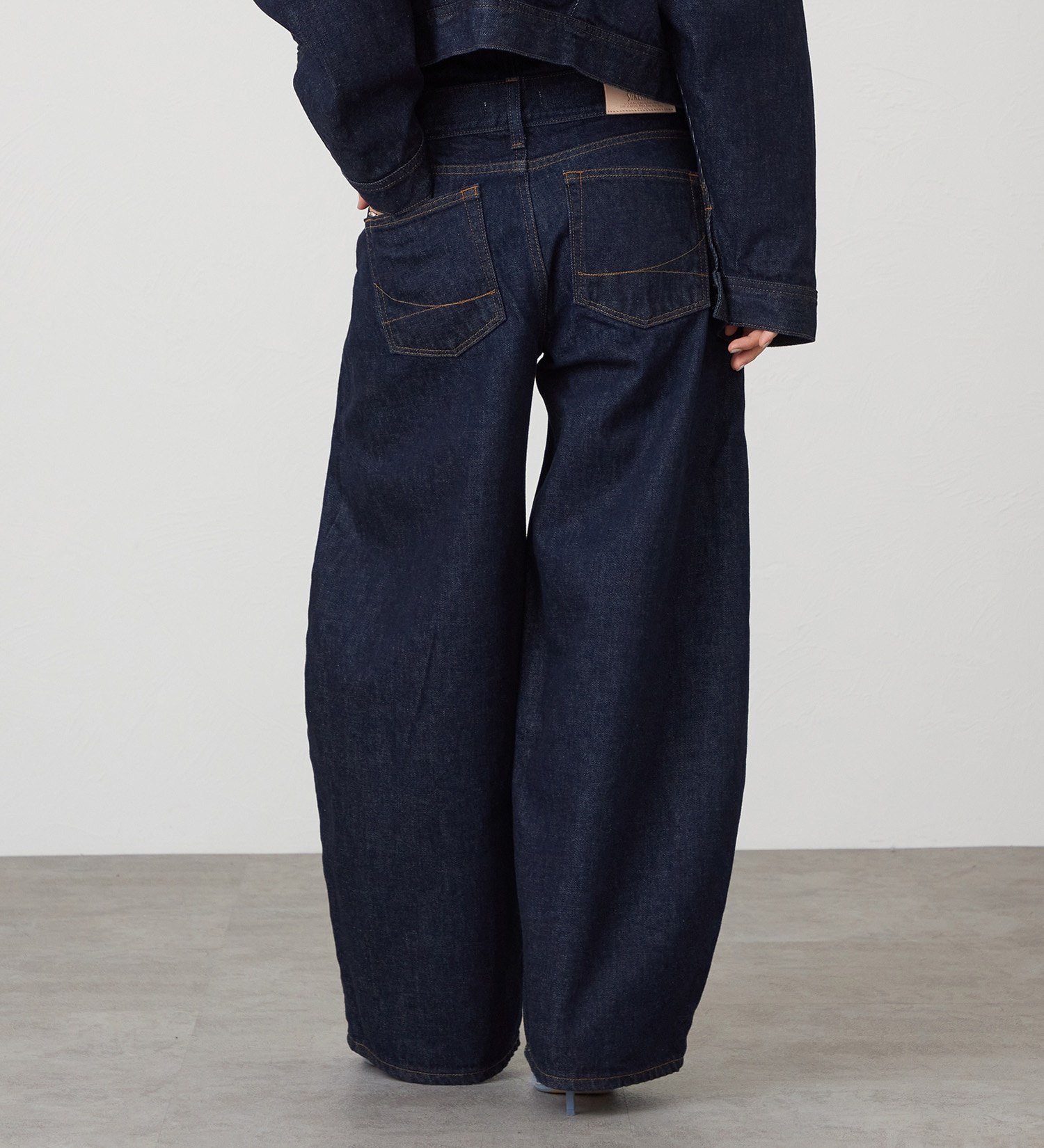 SOMETHING(サムシング)のatelier SOMETHING　DOUBLE BELT WIDE PANTS/ダブルベルトワイドパンツ|パンツ/デニム/ジーンズパンツ/レディース|インディゴブルー