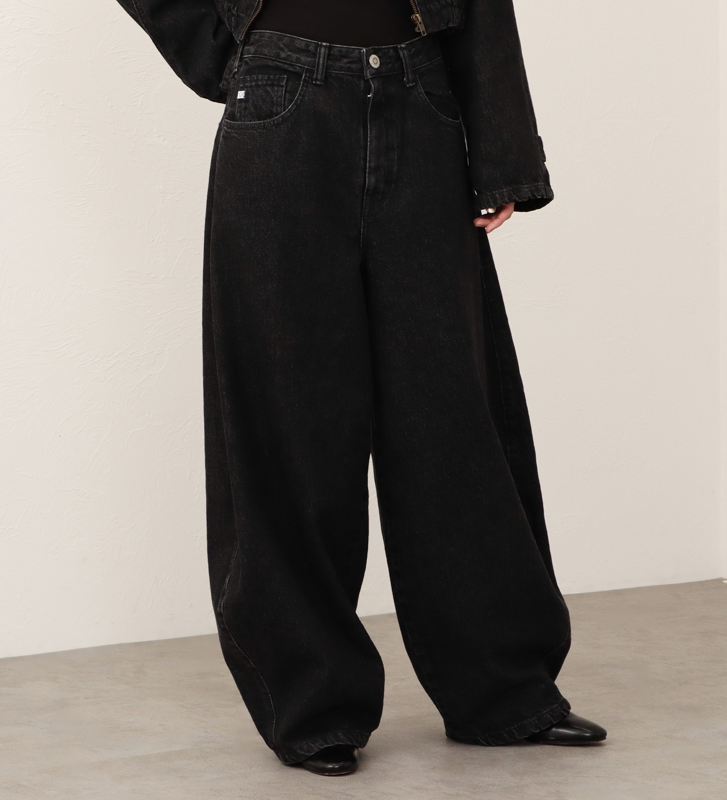 SOMETHING(サムシング)の【予約】atelier SOMETHING B.B. (BAGGY BALLOON) PANTS/バギーバルーンデニムパンツ|パンツ/デニム/ジーンズパンツ/レディース|ブラック