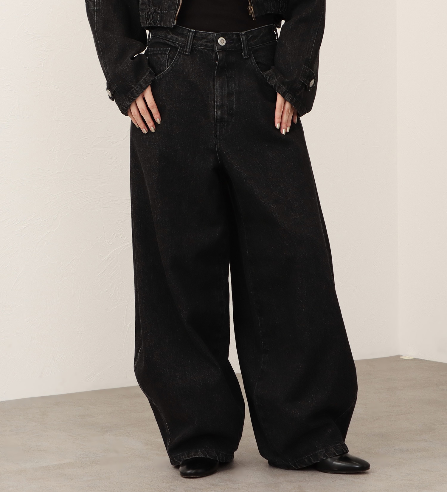 SOMETHING(サムシング)の【予約】atelier SOMETHING B.B. (BAGGY BALLOON) PANTS/バギーバルーンデニムパンツ|パンツ/デニム/ジーンズパンツ/レディース|ブラック