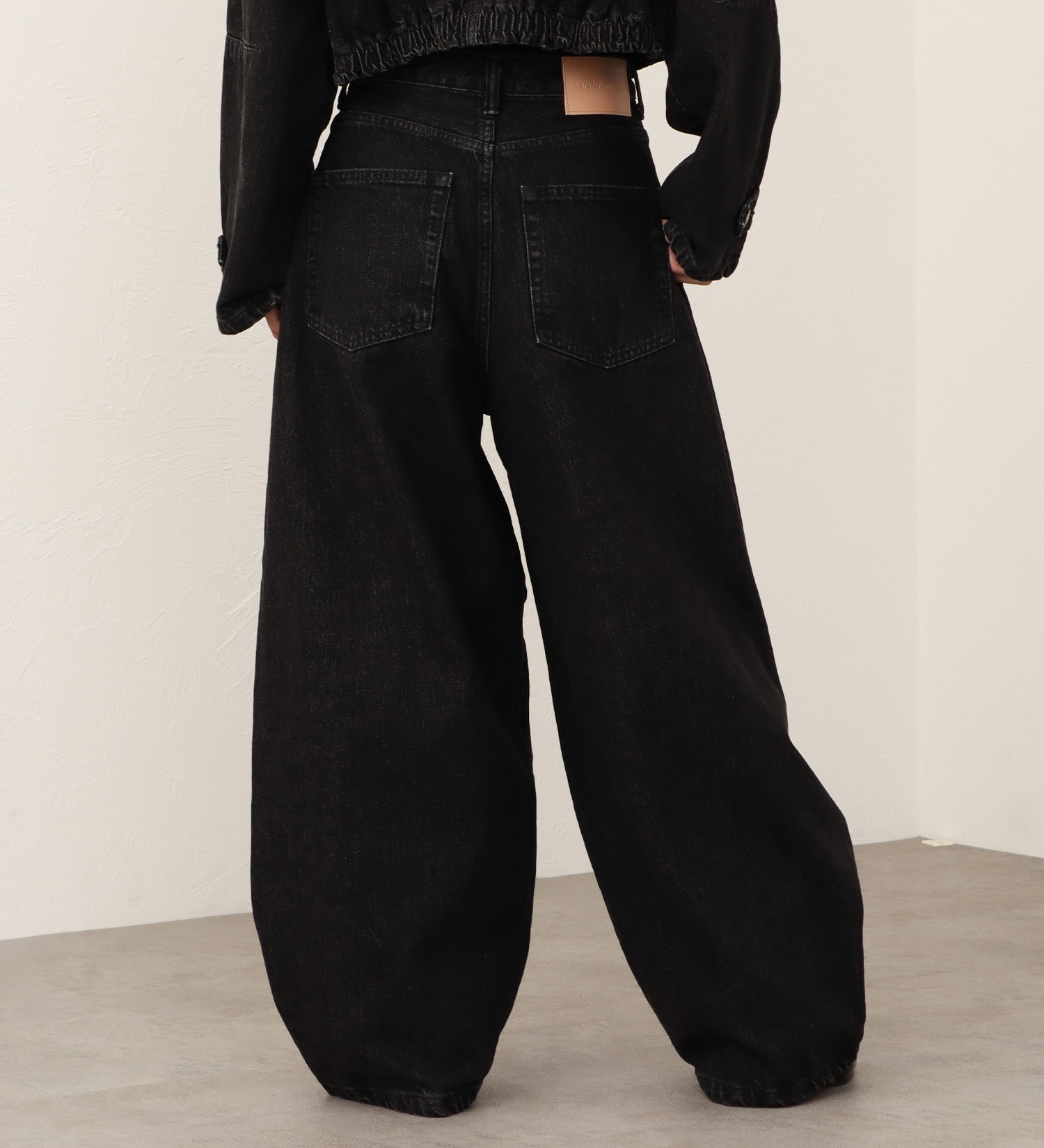 SOMETHING(サムシング)の【予約】atelier SOMETHING B.B. (BAGGY BALLOON) PANTS/バギーバルーンデニムパンツ|パンツ/デニム/ジーンズパンツ/レディース|ブラック