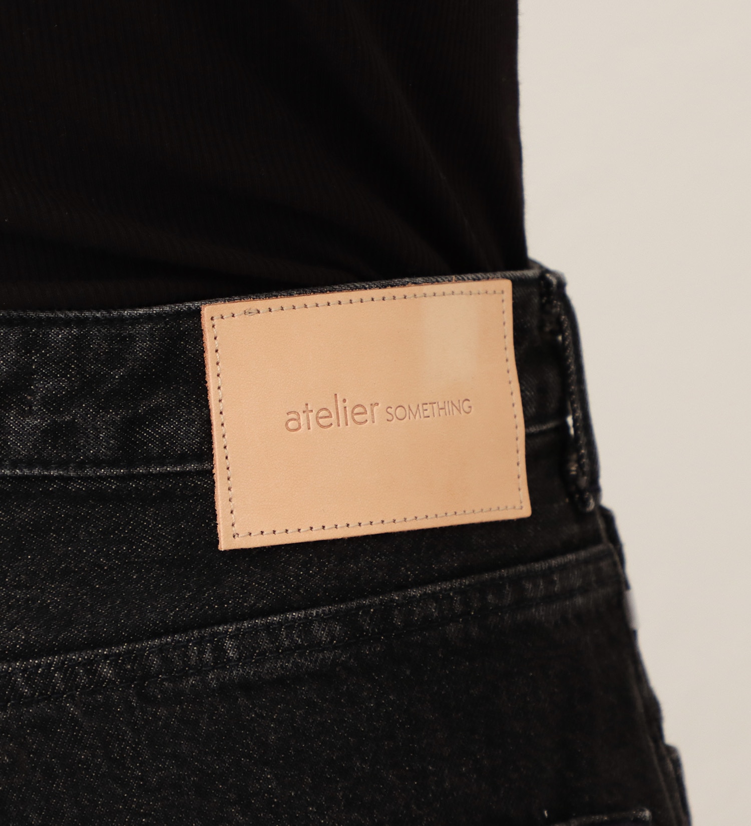 SOMETHING(サムシング)の【予約】atelier SOMETHING B.B. (BAGGY BALLOON) PANTS/バギーバルーンデニムパンツ|パンツ/デニム/ジーンズパンツ/レディース|ブラック