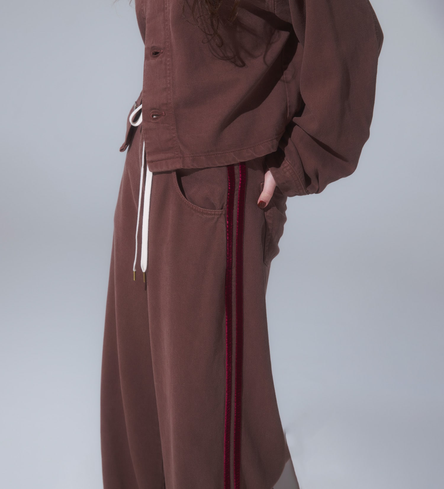 SOMETHING(サムシング)の【予約】atelier SOMETHING drape LINE PANTS/ドレープラインデニムパンツ|パンツ/パンツ/レディース|ブラウン