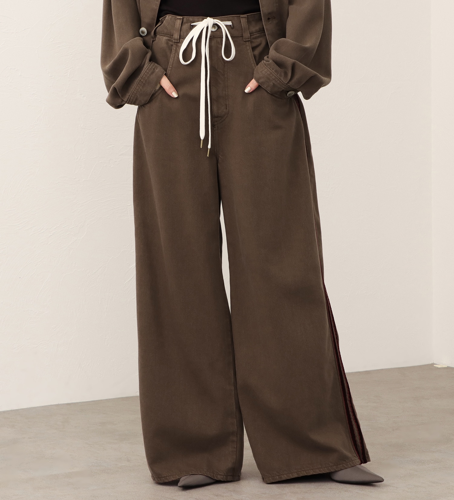 SOMETHING(サムシング)の【予約】atelier SOMETHING drape LINE PANTS/ドレープラインデニムパンツ|パンツ/パンツ/レディース|ブラウン