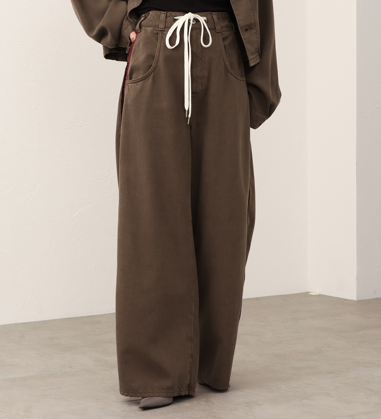SOMETHING(サムシング)の【予約】atelier SOMETHING drape LINE PANTS/ドレープラインデニムパンツ|パンツ/パンツ/レディース|ブラウン