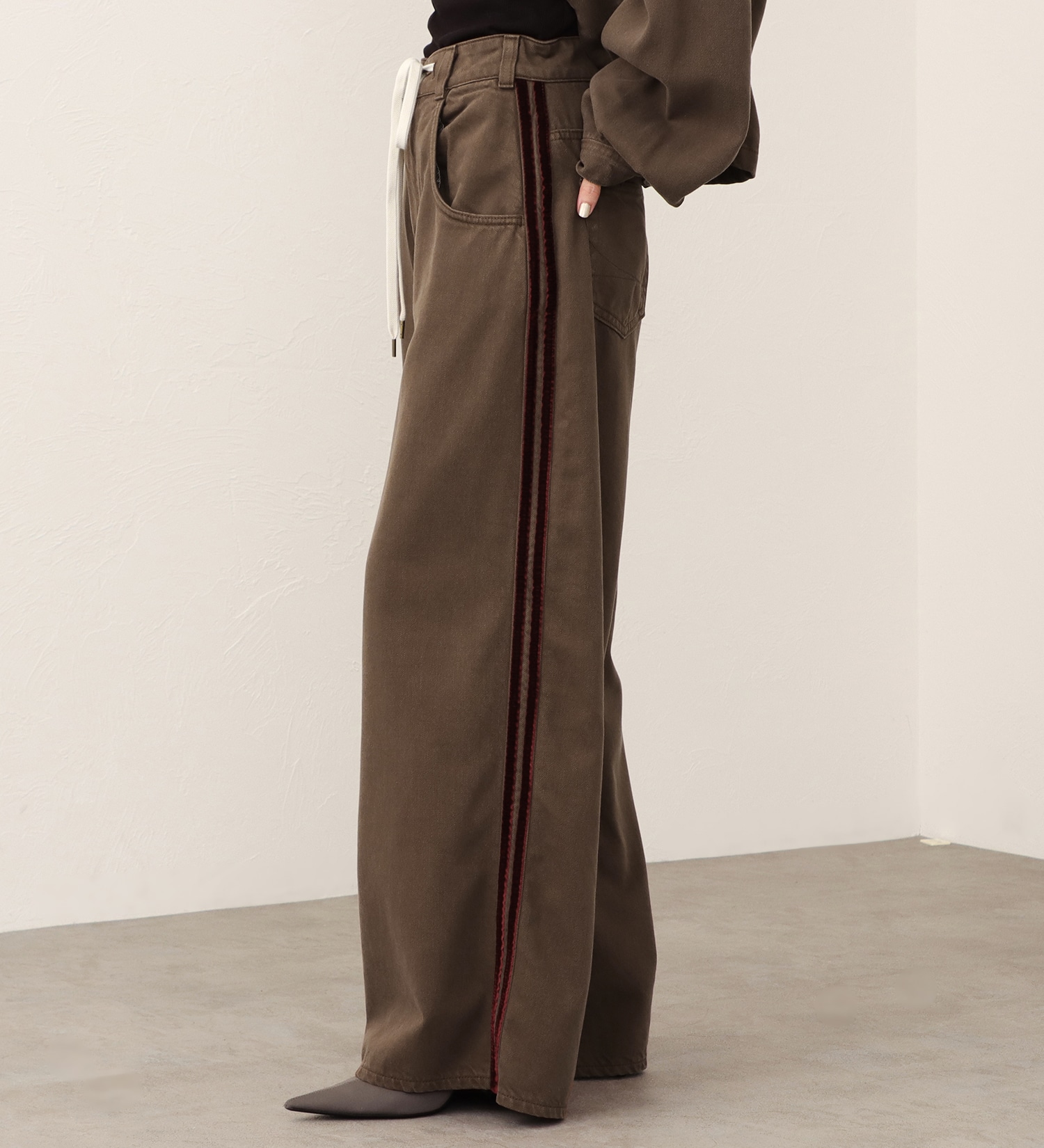 SOMETHING(サムシング)の【予約】atelier SOMETHING drape LINE PANTS/ドレープラインデニムパンツ|パンツ/パンツ/レディース|ブラウン