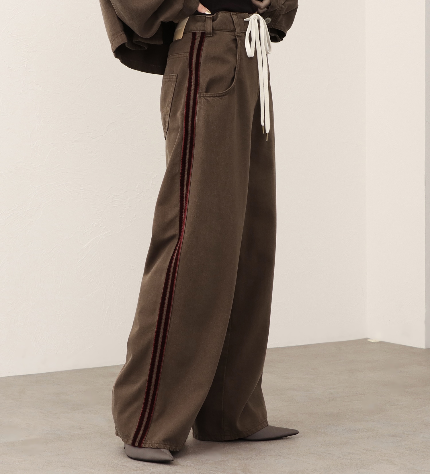 SOMETHING(サムシング)の【予約】atelier SOMETHING drape LINE PANTS/ドレープラインデニムパンツ|パンツ/パンツ/レディース|ブラウン