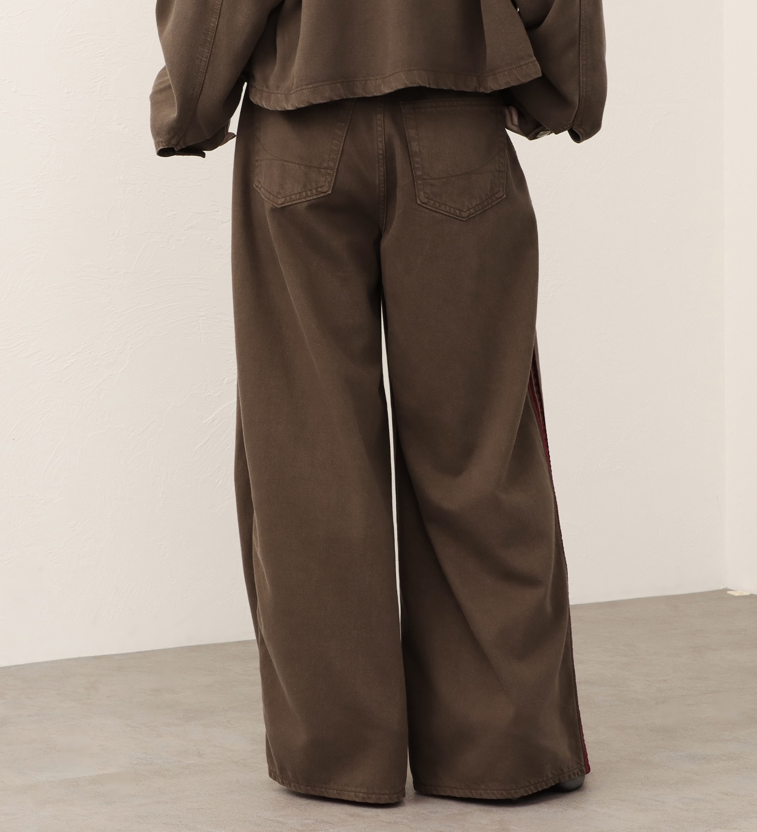 SOMETHING(サムシング)の【予約】atelier SOMETHING drape LINE PANTS/ドレープラインデニムパンツ|パンツ/パンツ/レディース|ブラウン