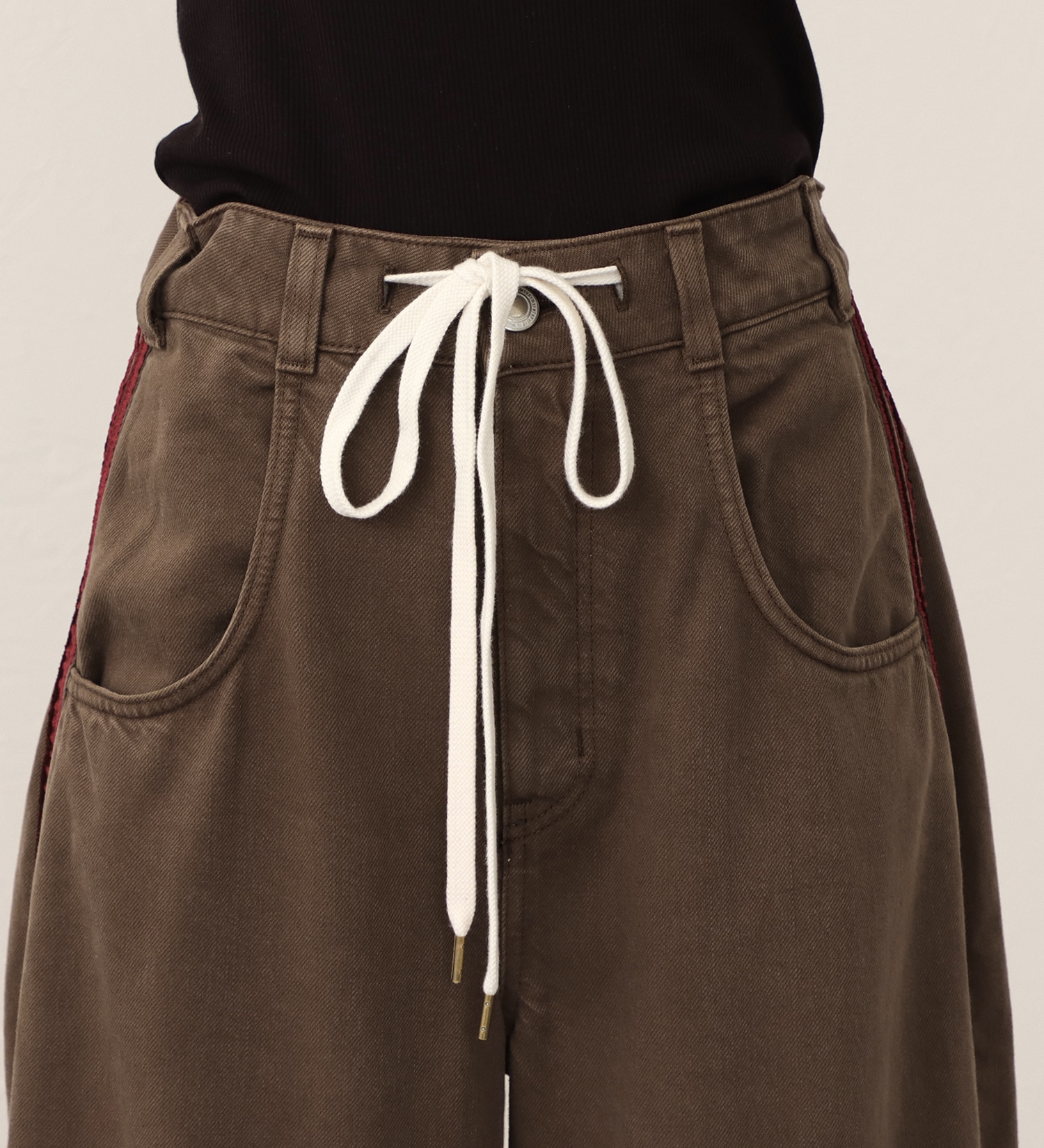 SOMETHING(サムシング)の【予約】atelier SOMETHING drape LINE PANTS/ドレープラインデニムパンツ|パンツ/パンツ/レディース|ブラウン