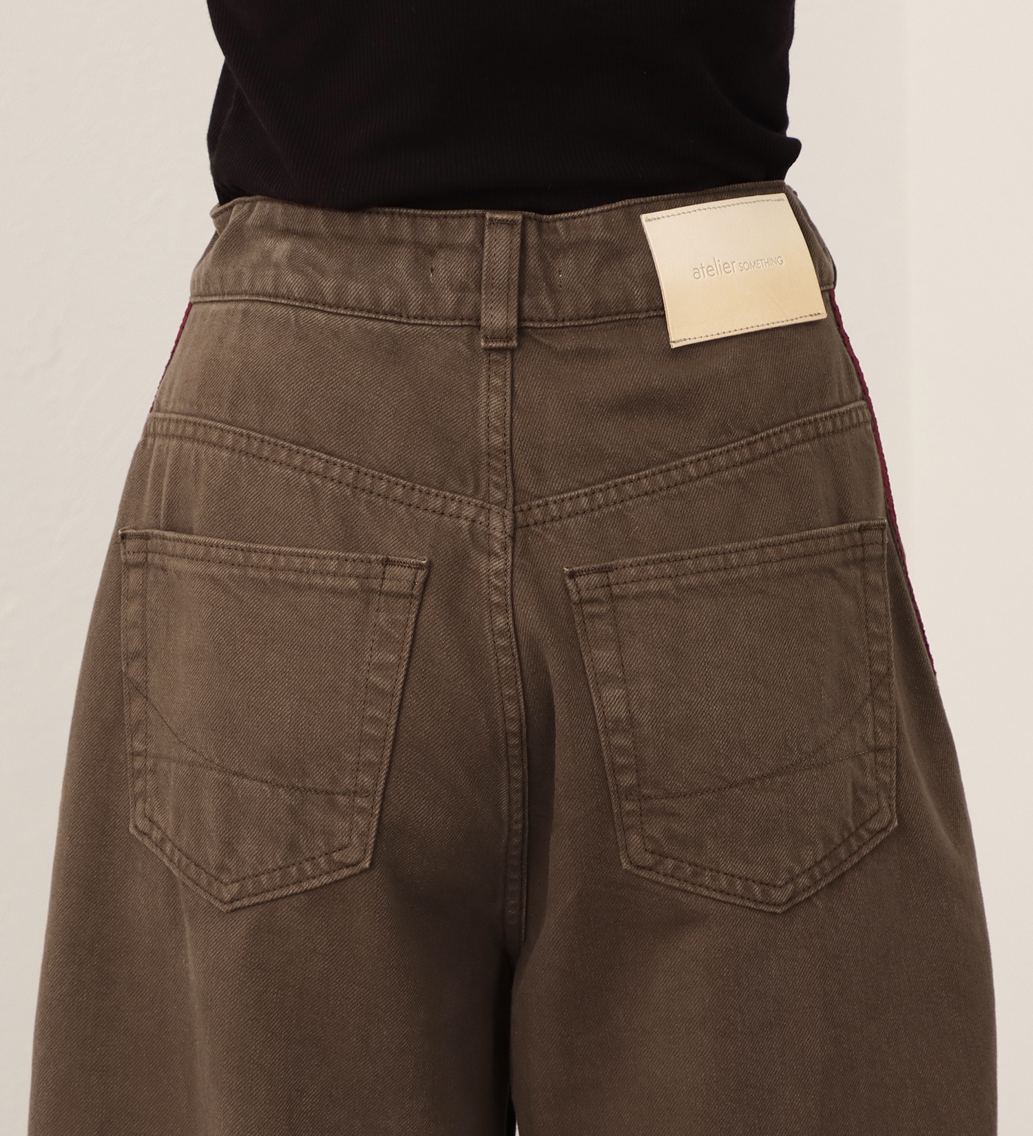 SOMETHING(サムシング)の【予約】atelier SOMETHING drape LINE PANTS/ドレープラインデニムパンツ|パンツ/パンツ/レディース|ブラウン