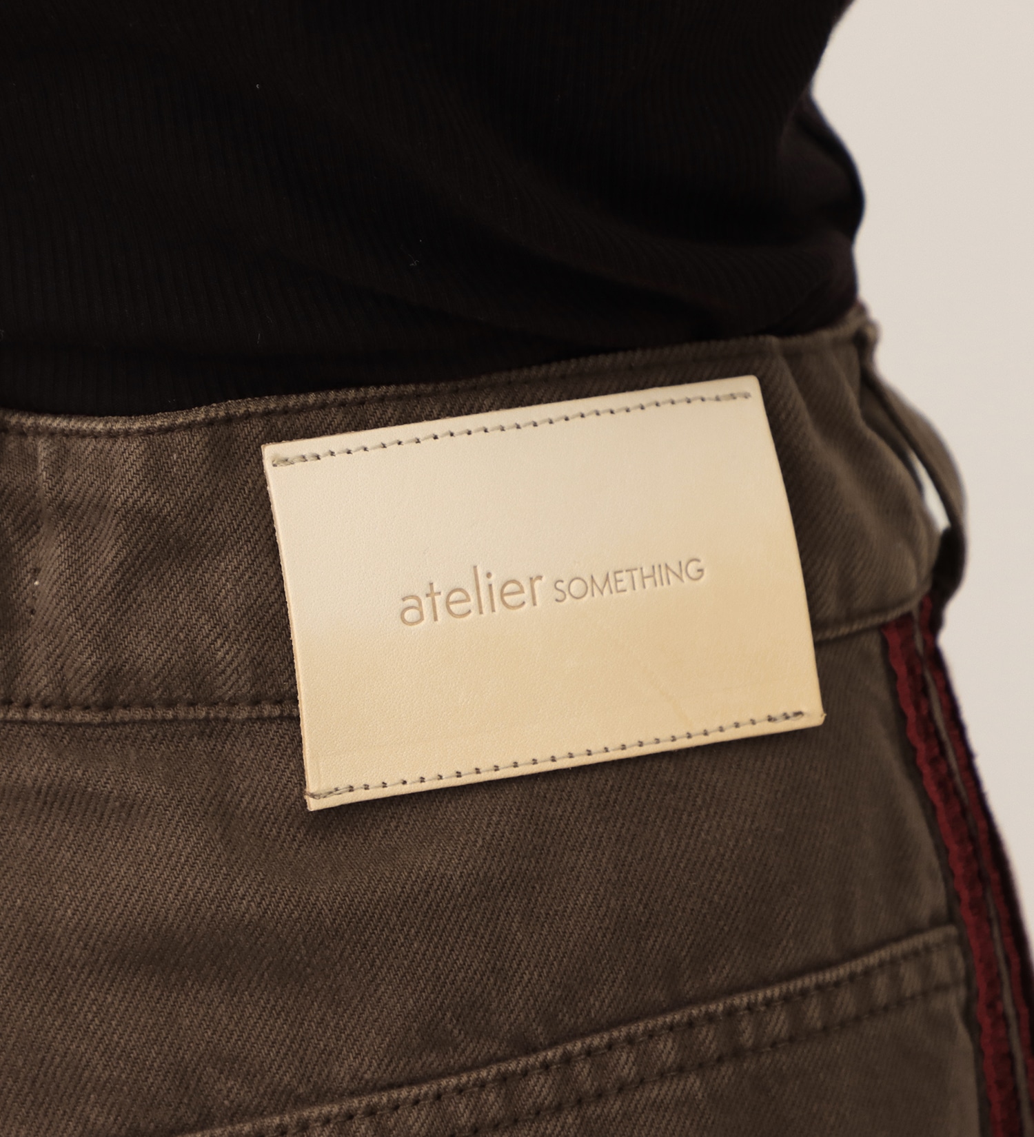 SOMETHING(サムシング)の【予約】atelier SOMETHING drape LINE PANTS/ドレープラインデニムパンツ|パンツ/パンツ/レディース|ブラウン