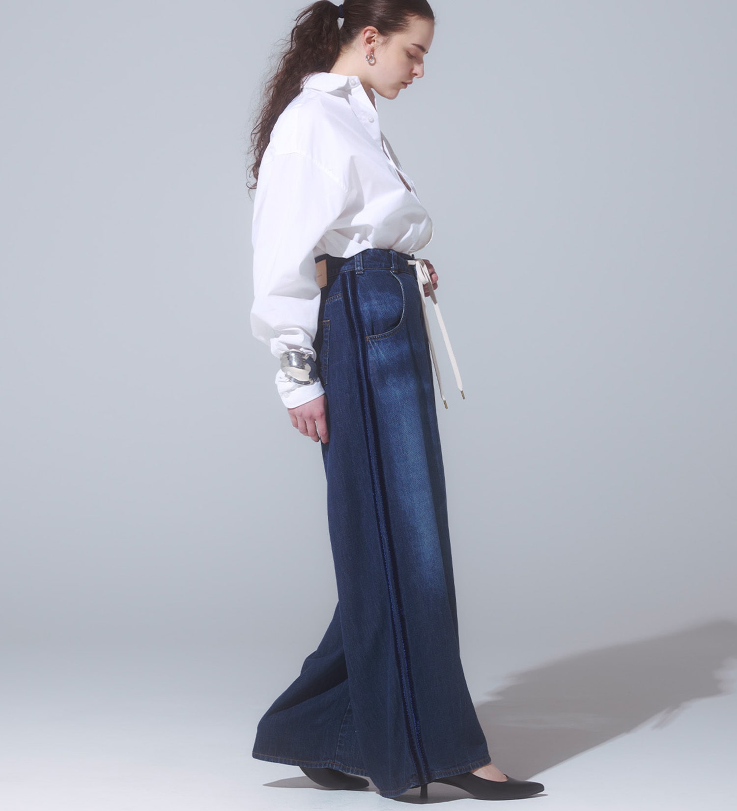 SOMETHING(サムシング)の【予約】atelier SOMETHING drape LINE PANTS/ドレープラインデニムパンツ|パンツ/パンツ/レディース|中色ブルー