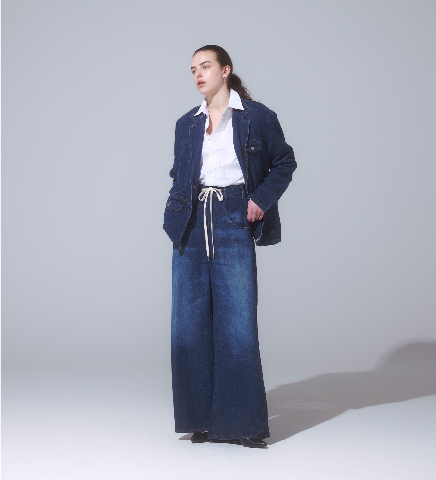 SOMETHING(サムシング)の【予約】atelier SOMETHING drape LINE PANTS/ドレープラインデニムパンツ|パンツ/パンツ/レディース|中色ブルー