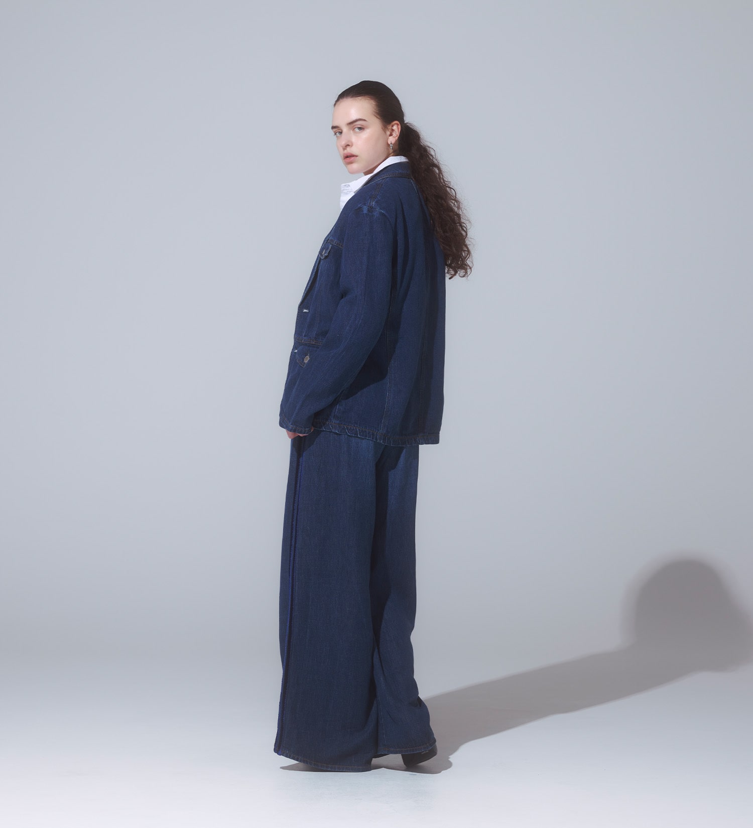 SOMETHING(サムシング)の【予約】atelier SOMETHING drape LINE PANTS/ドレープラインデニムパンツ|パンツ/パンツ/レディース|中色ブルー